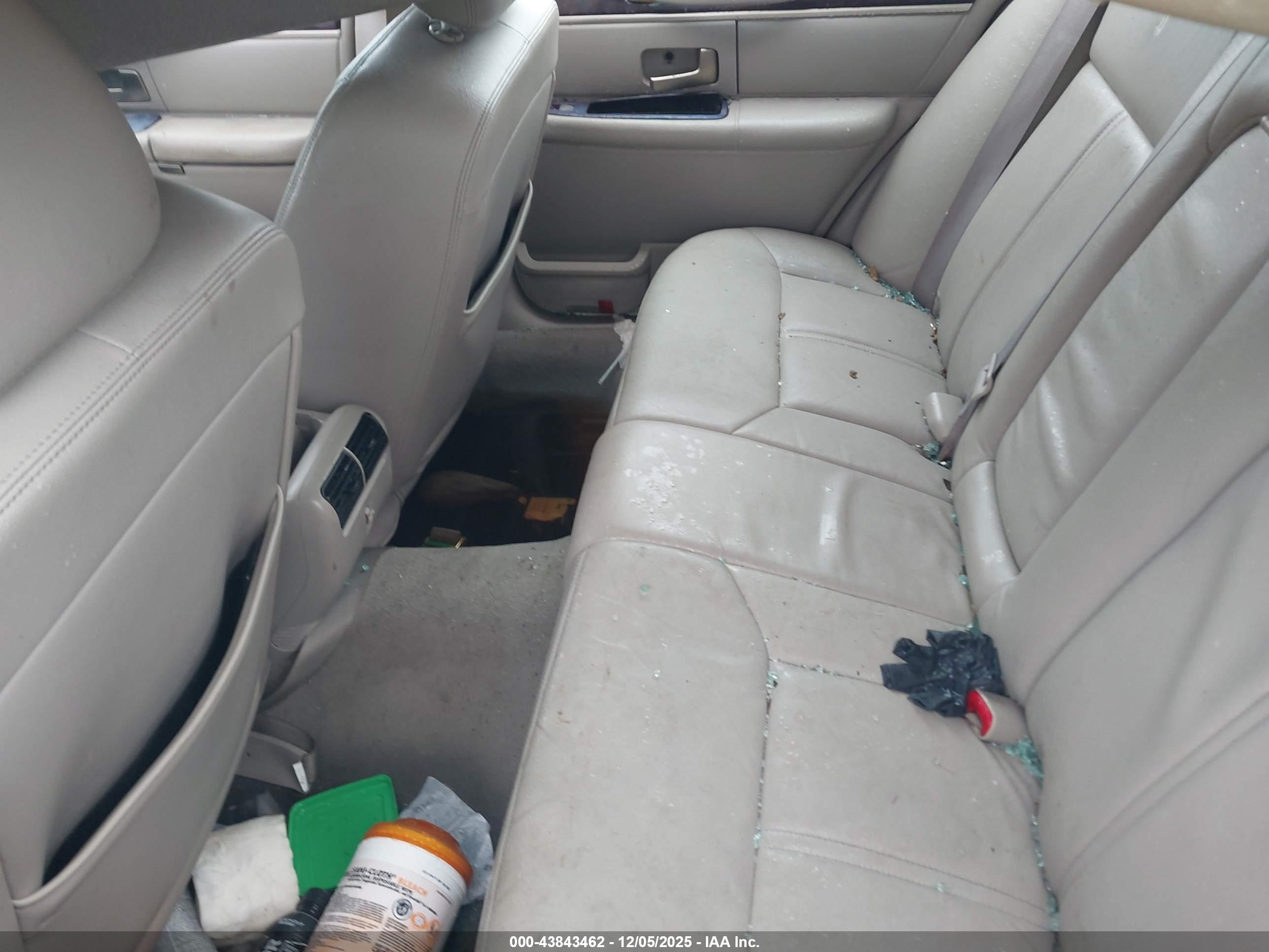 LINCOLN TOWN image 8