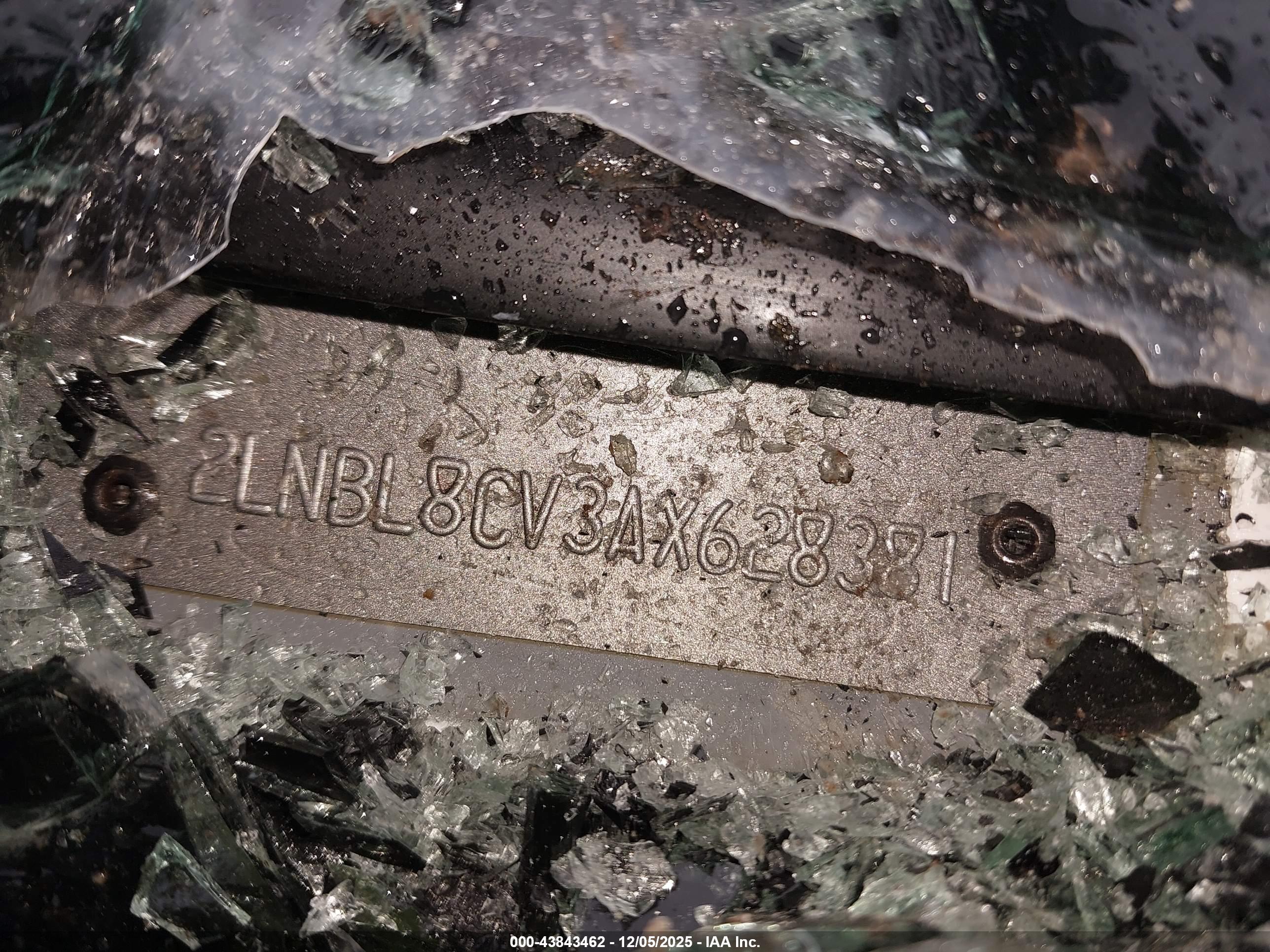 LINCOLN TOWN image 9