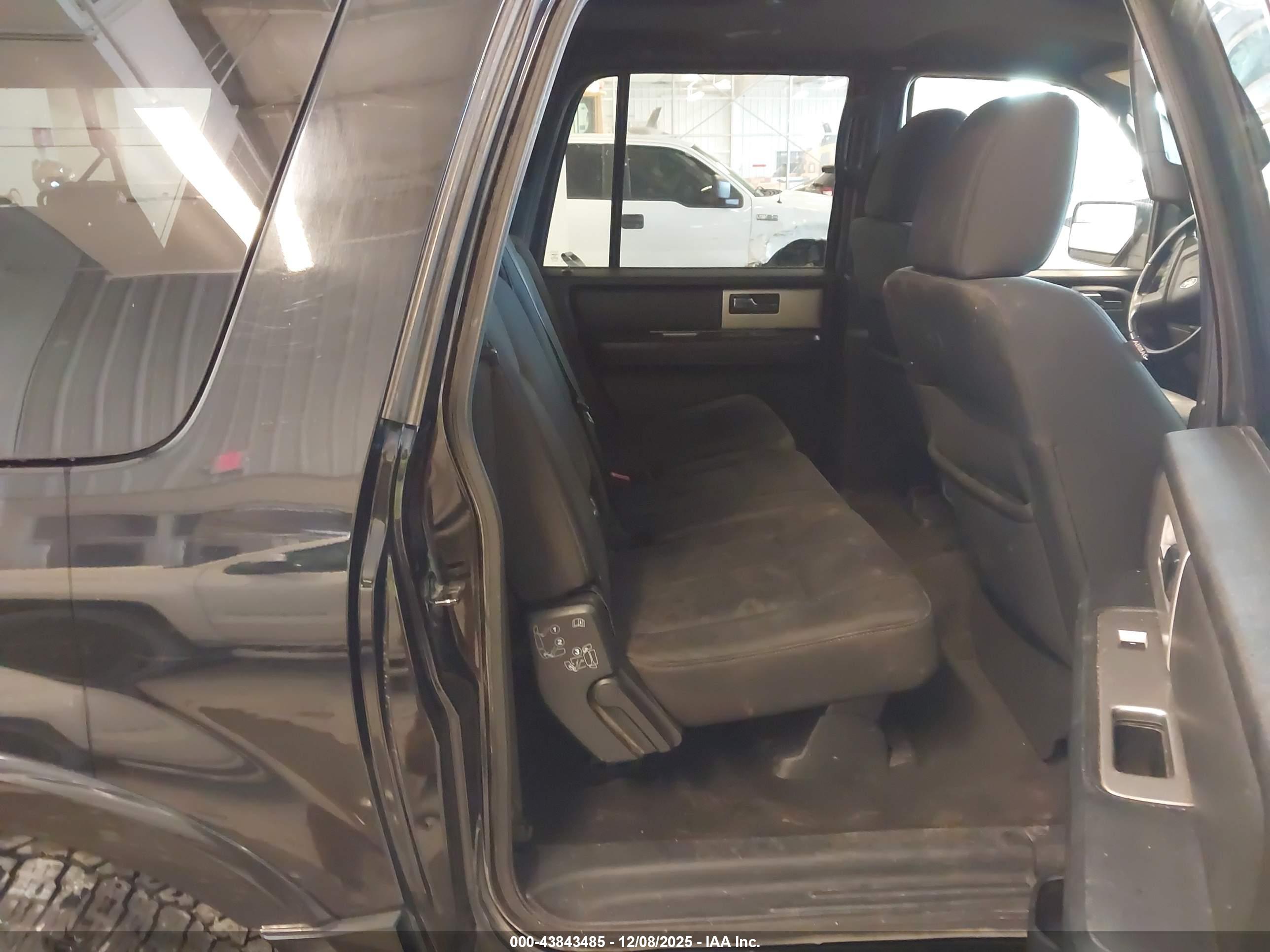 FORD EXPEDITION image 8