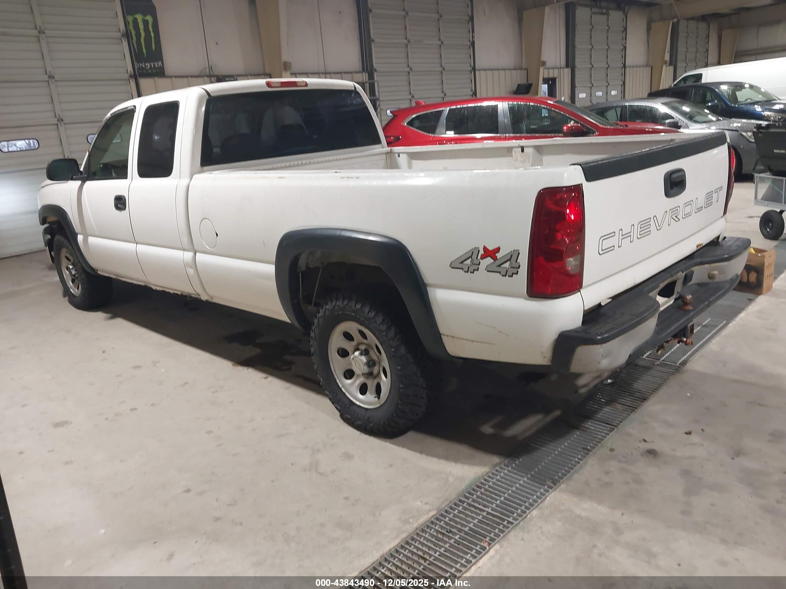 CHEVROLET SILVERADO image 3