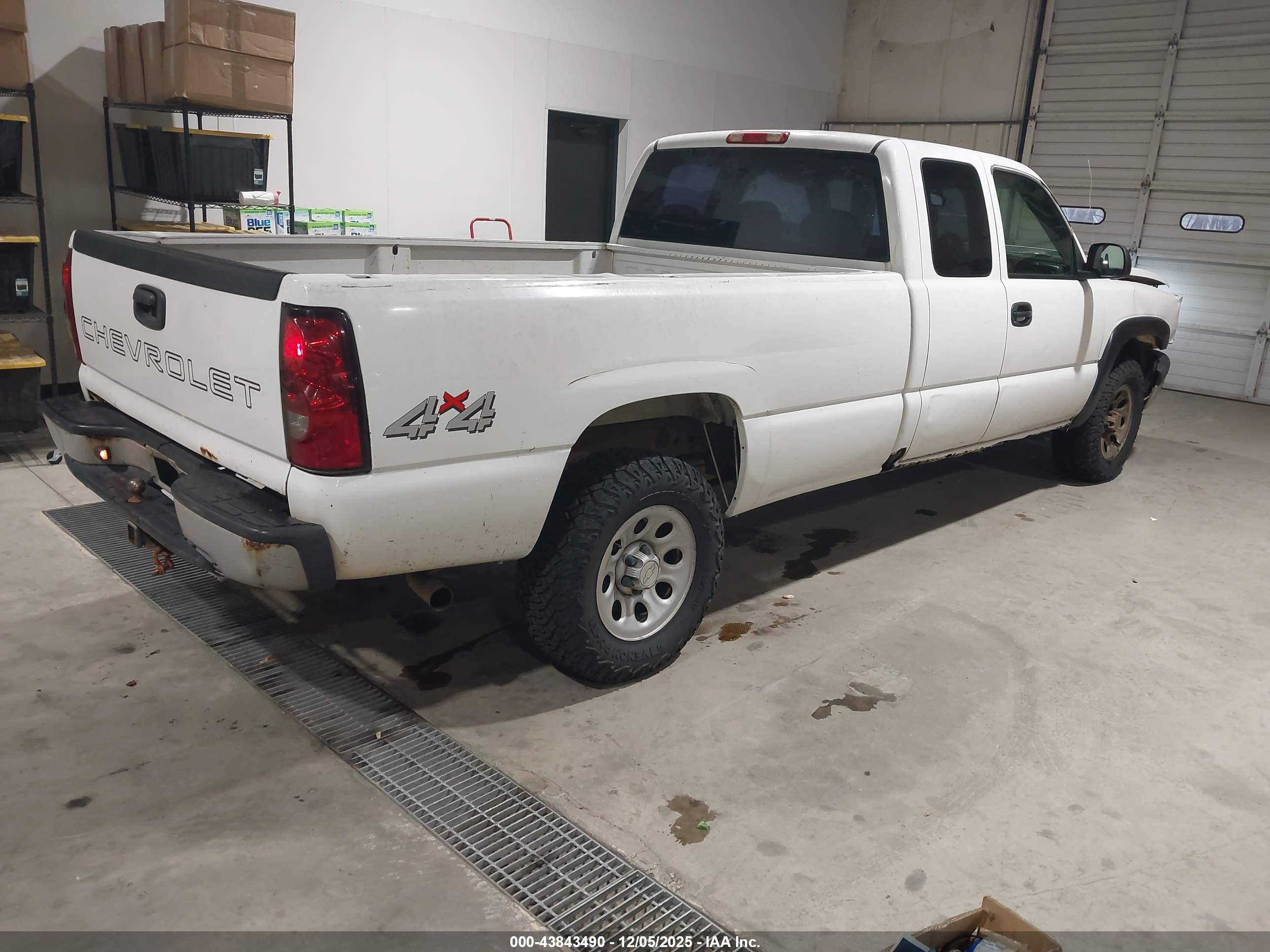 CHEVROLET SILVERADO image 4