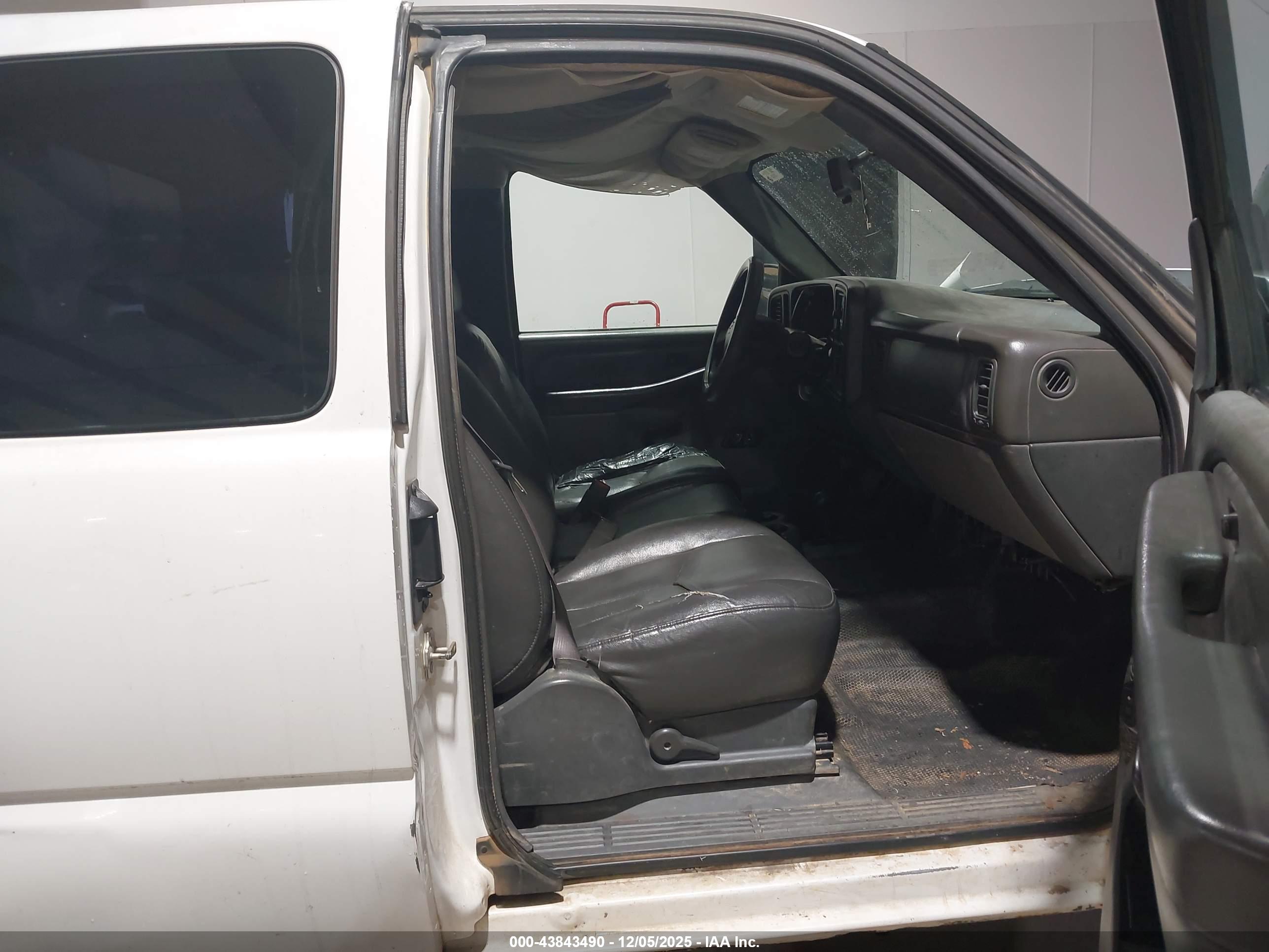 CHEVROLET SILVERADO image 5