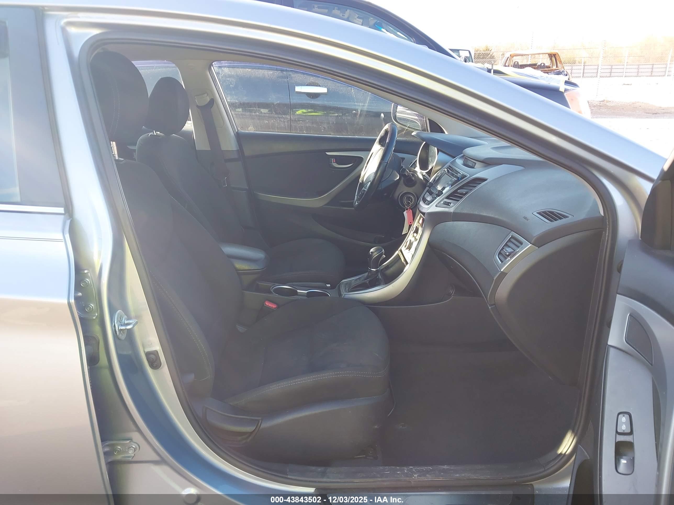 HYUNDAI ELANTRA image 5