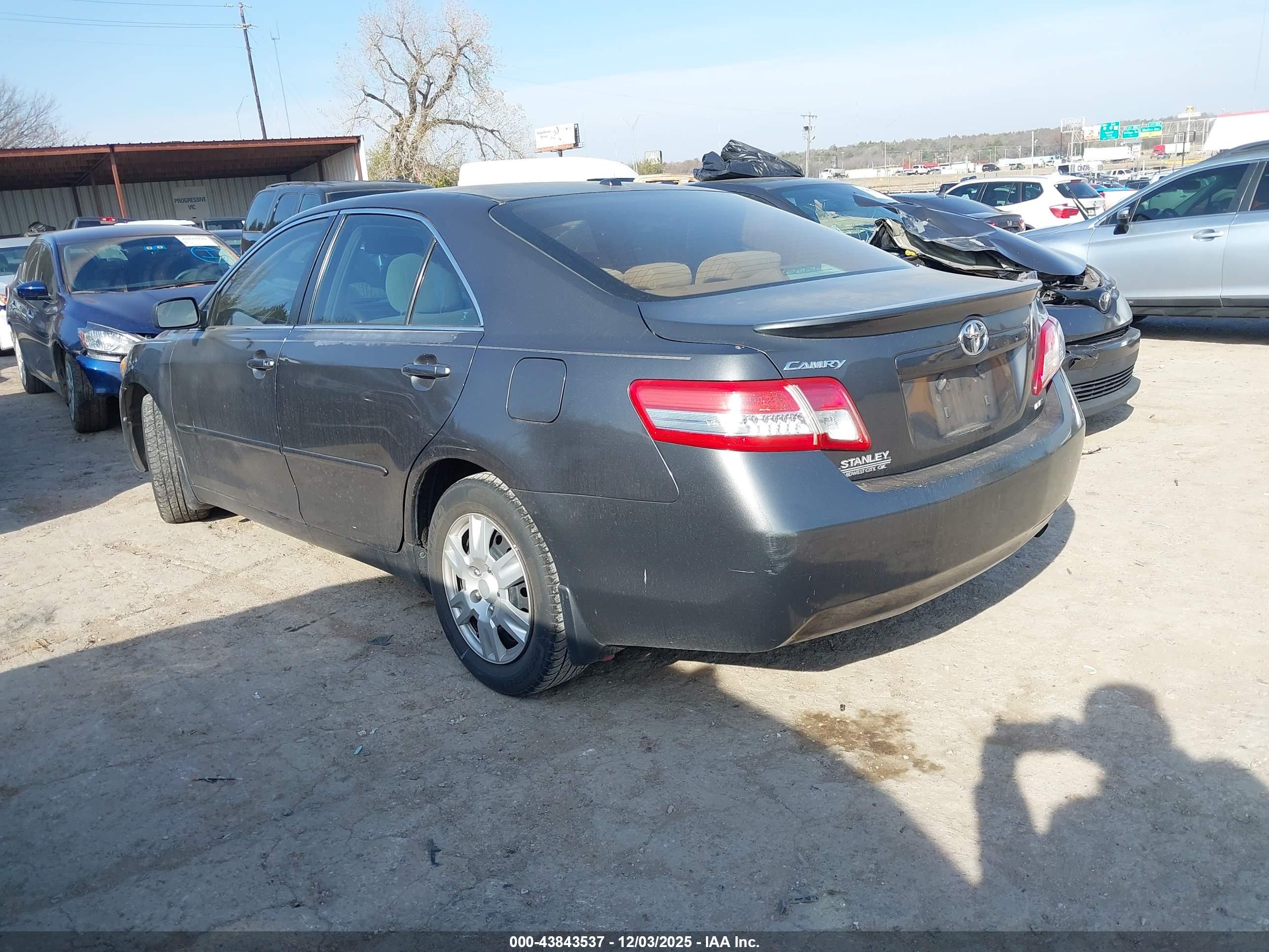 TOYOTA CAMRY image 3