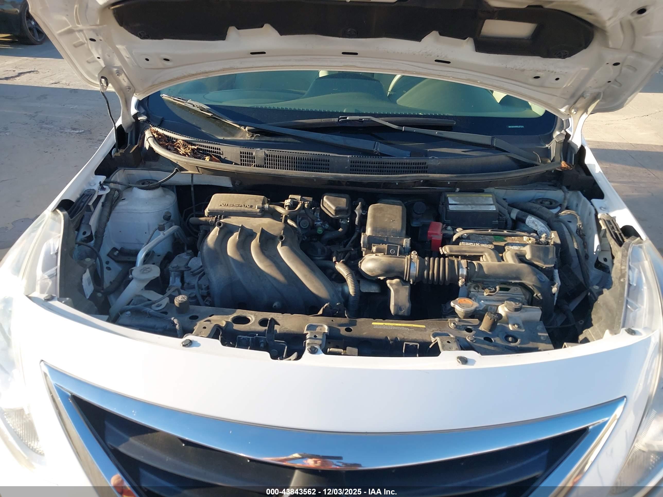 NISSAN VERSA image 10