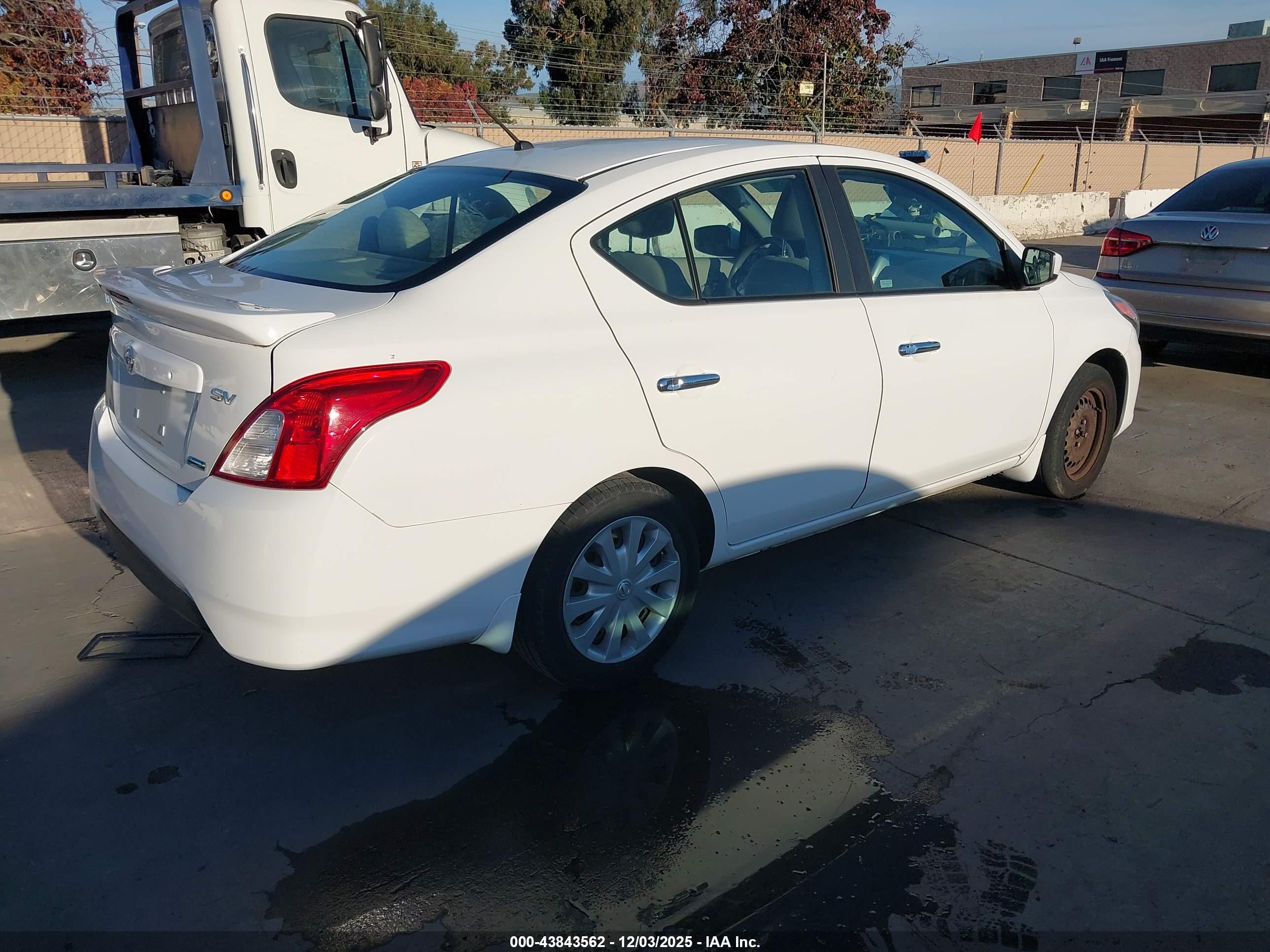 NISSAN VERSA image 4