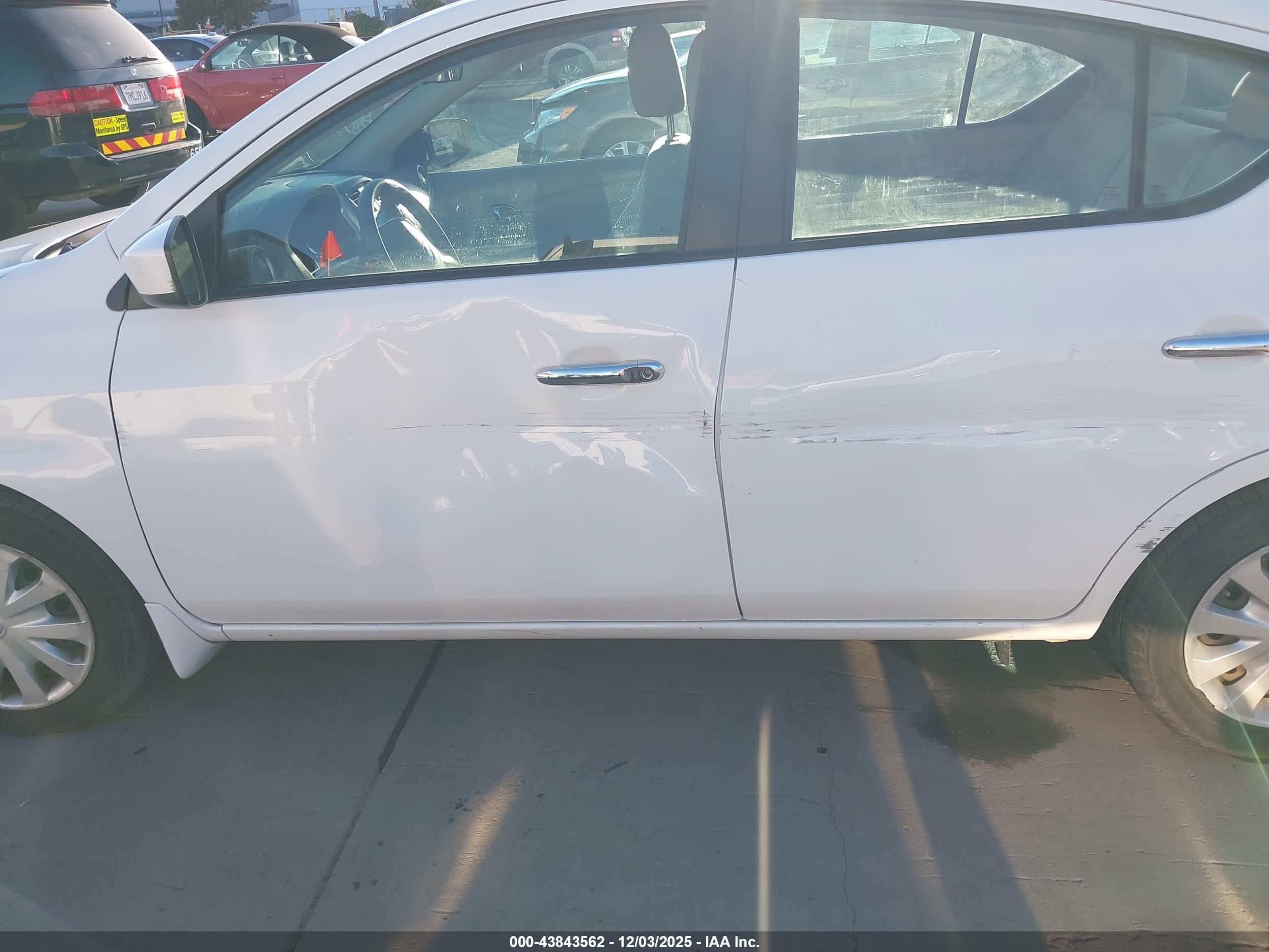 NISSAN VERSA image 6