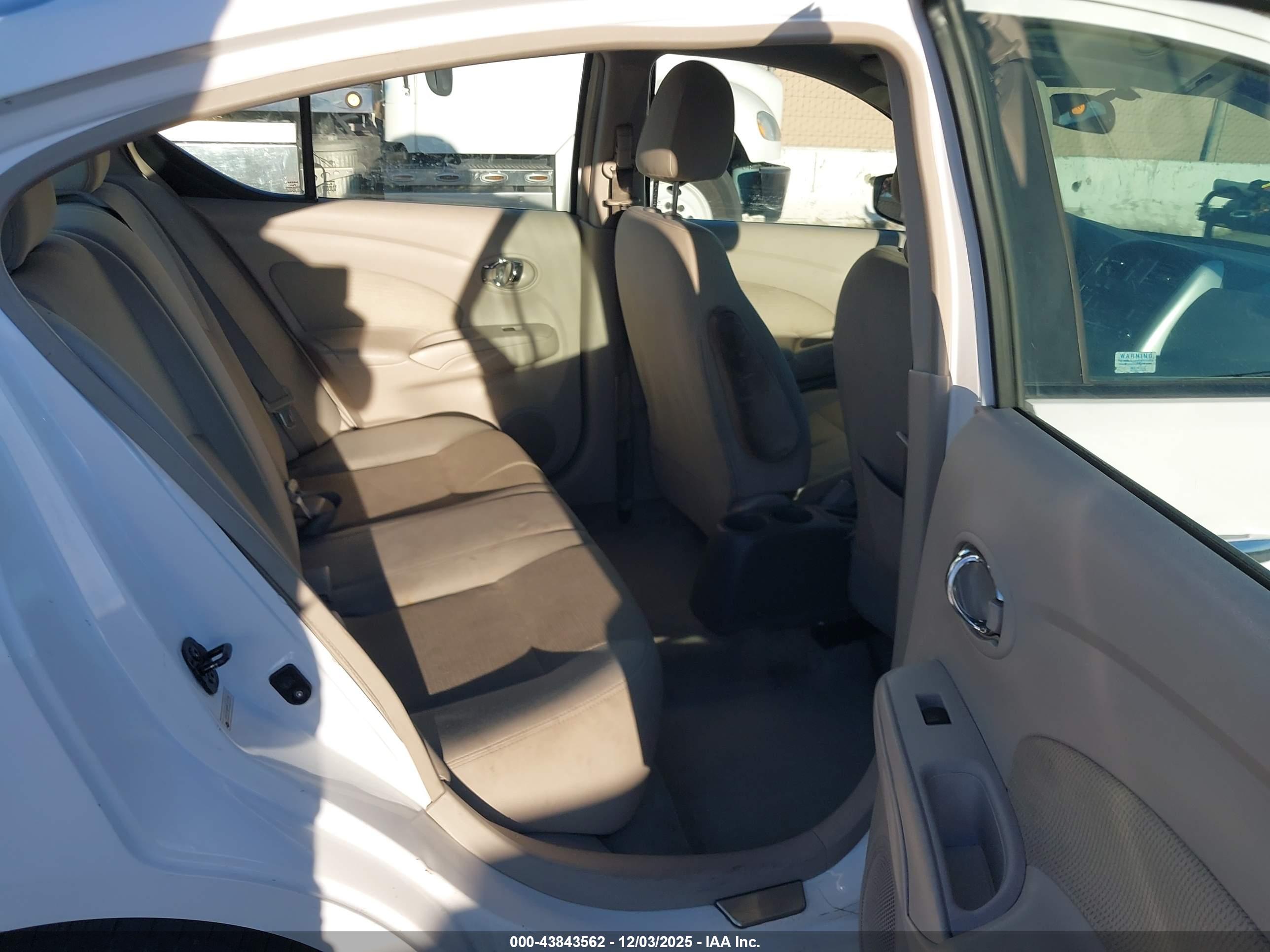 NISSAN VERSA image 8