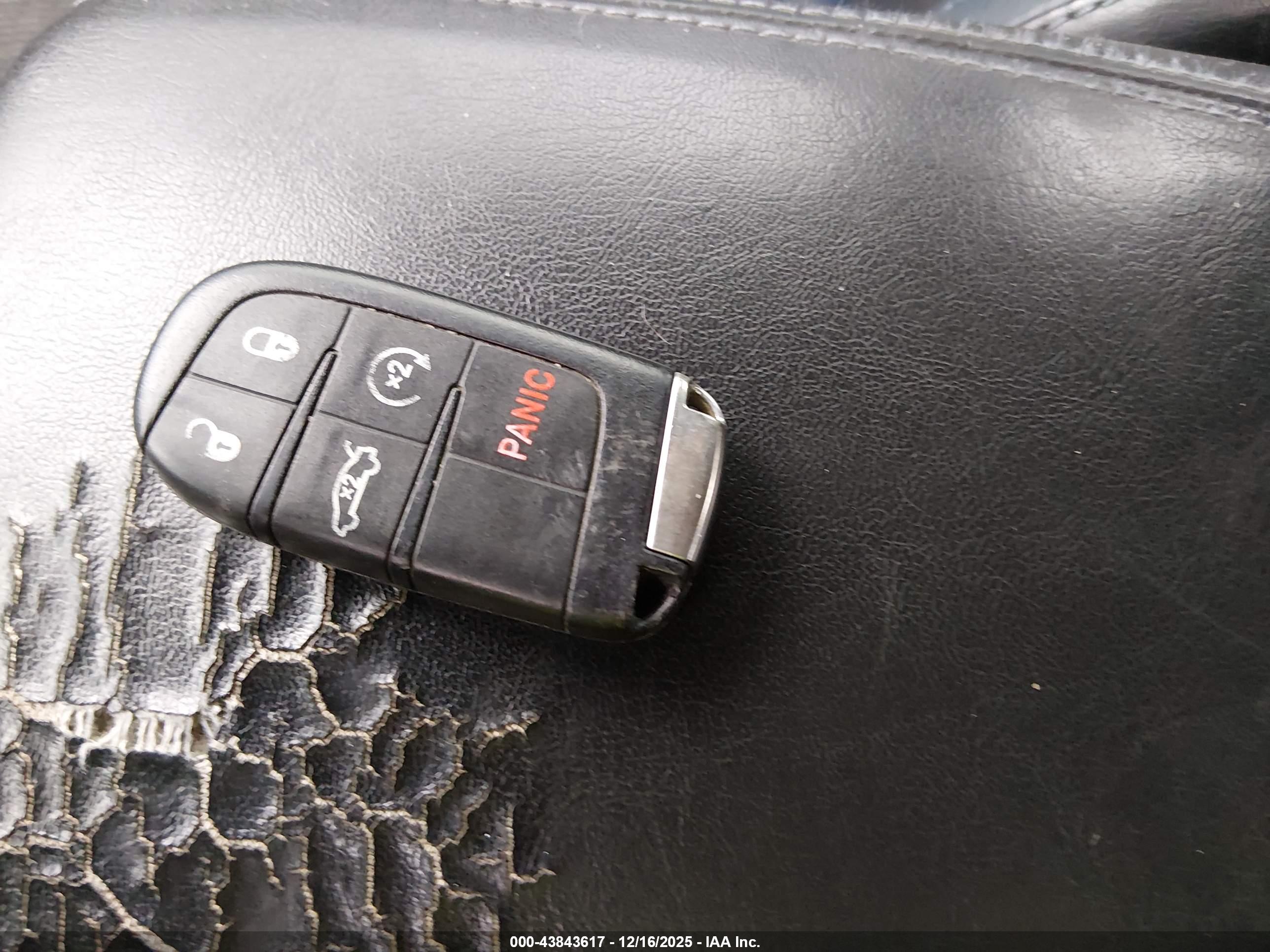 CHRYSLER 200 image 11