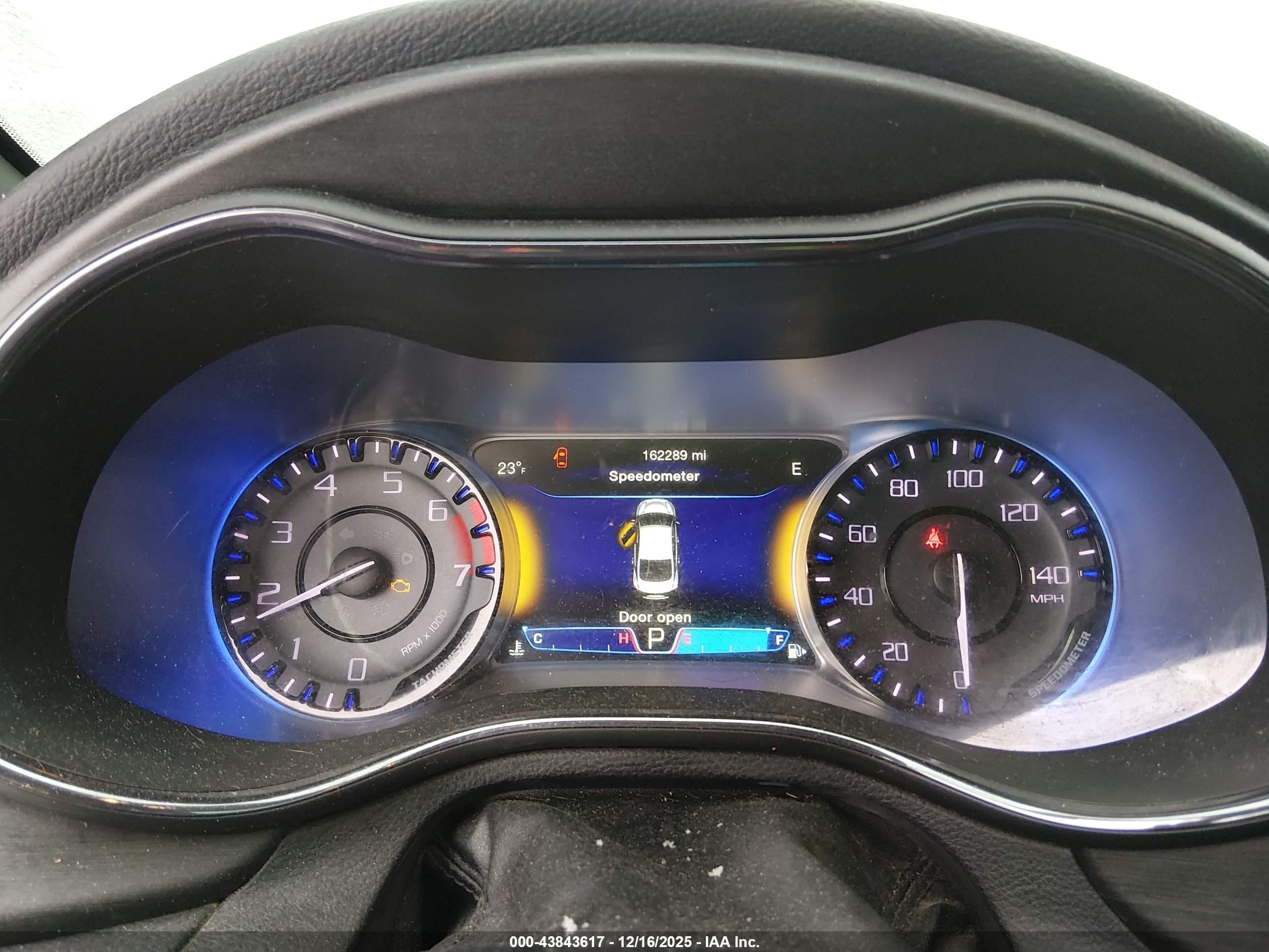 CHRYSLER 200 image 7