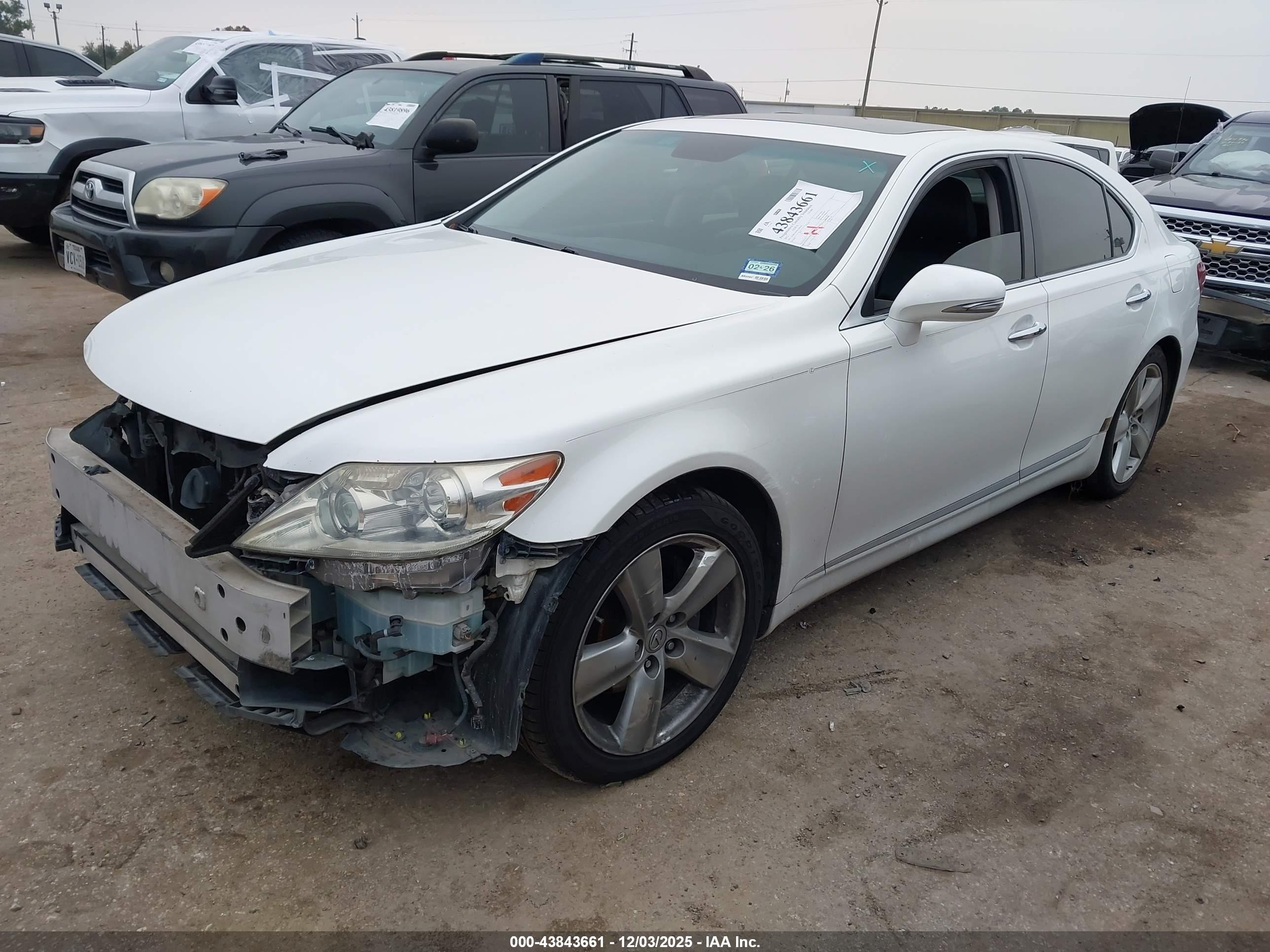LEXUS LS image 2