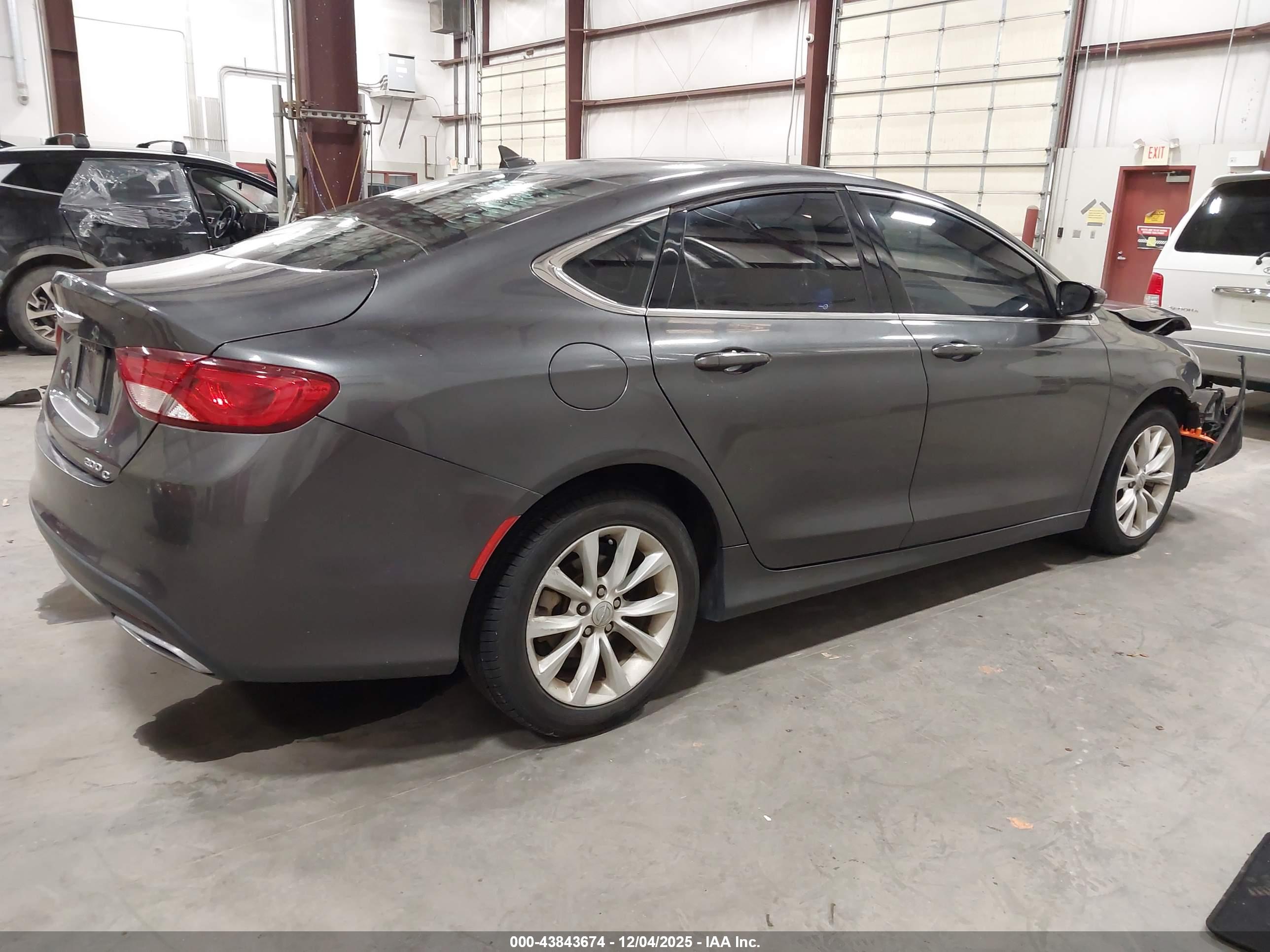 CHRYSLER 200 image 4