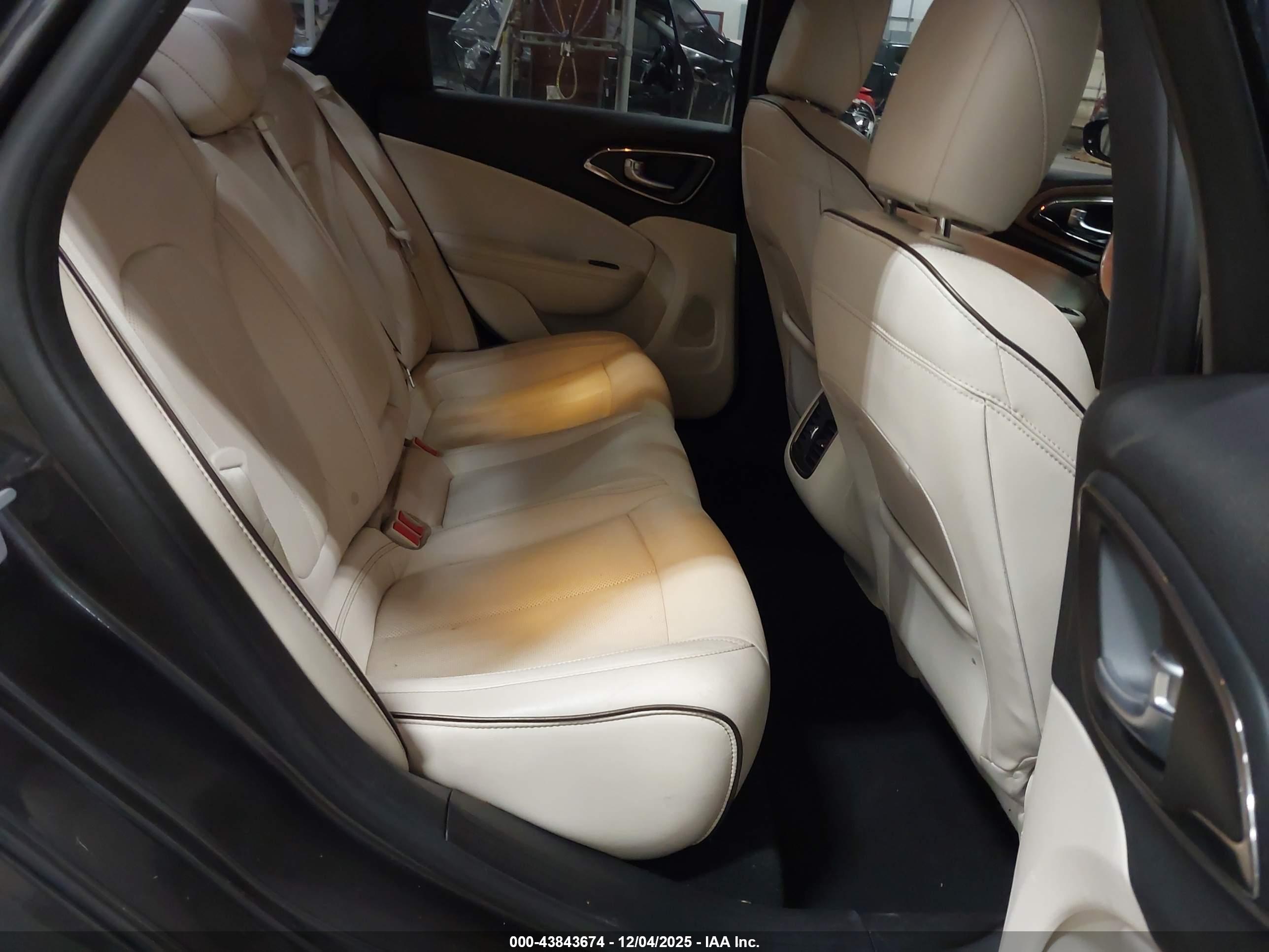 CHRYSLER 200 image 8