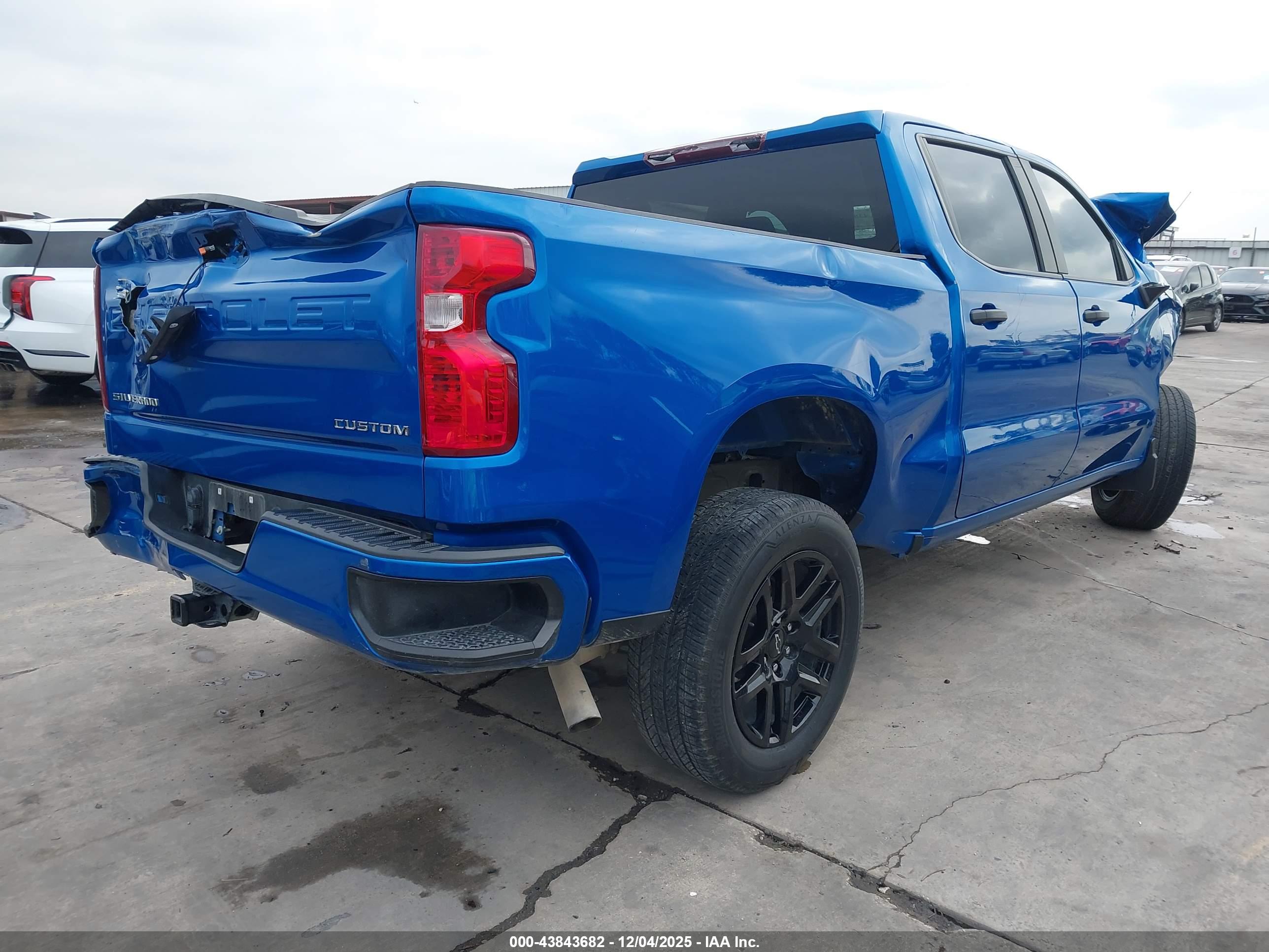 CHEVROLET SILVERADO image 4