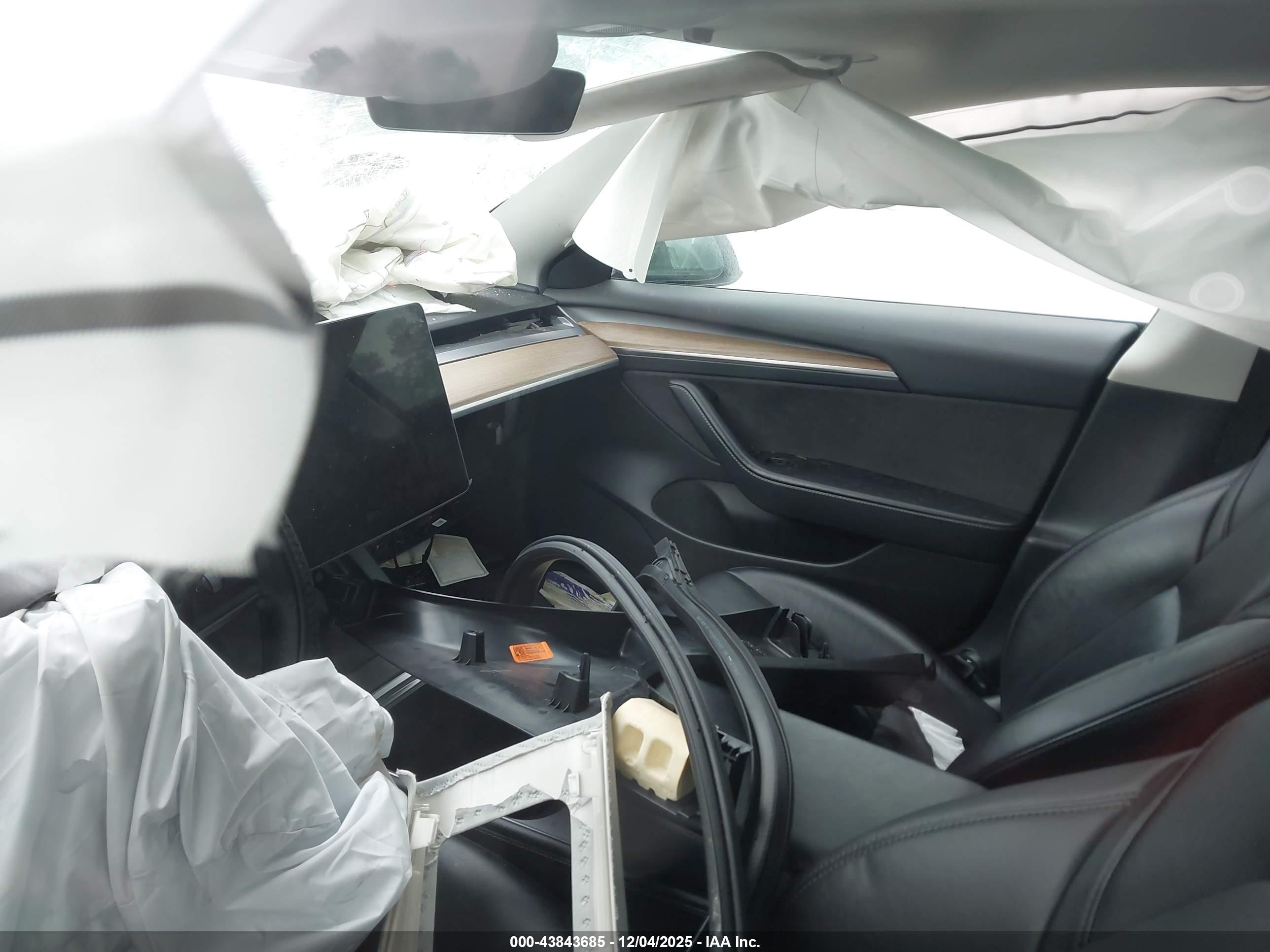 TESLA MODEL image 7