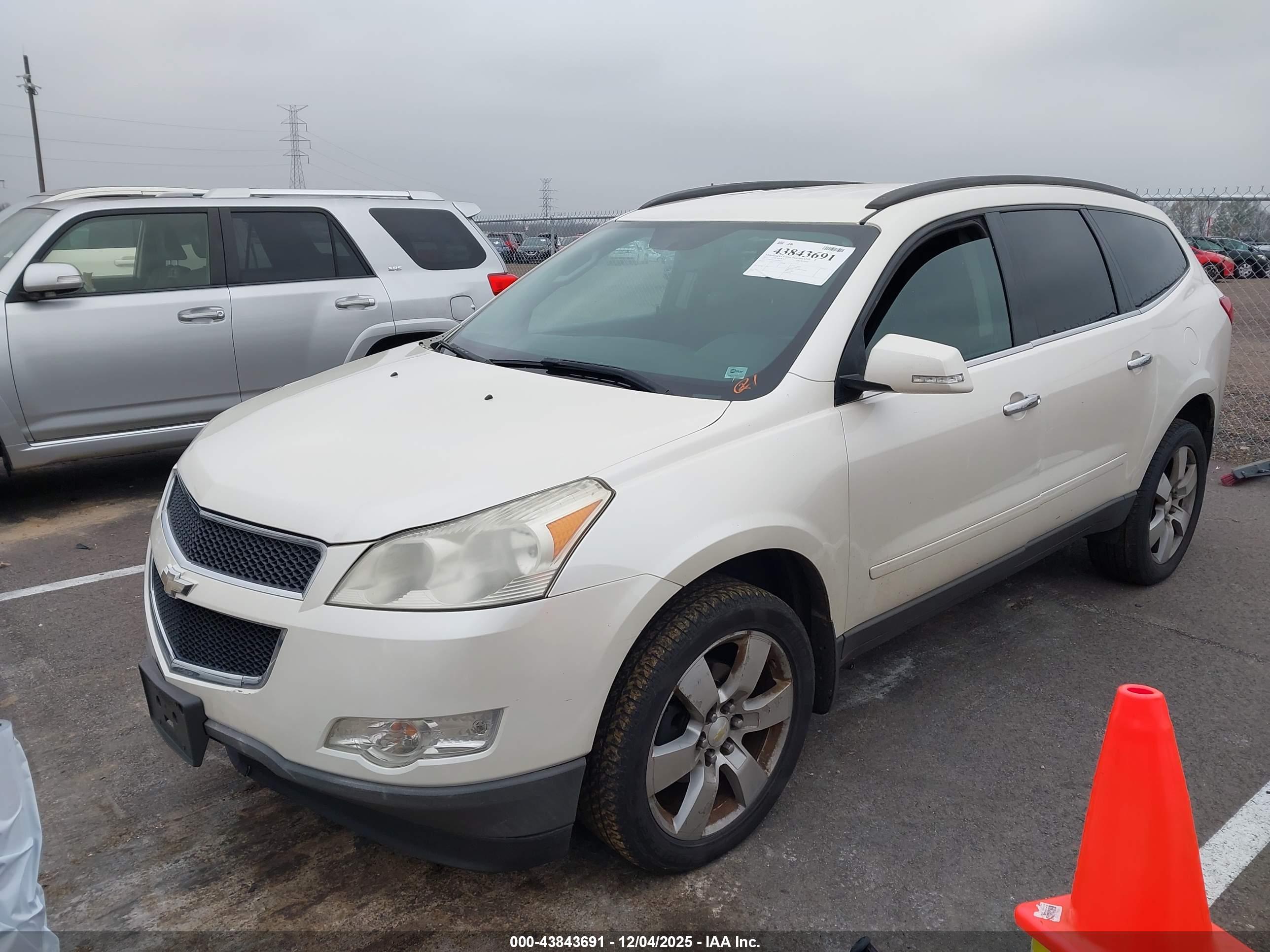 CHEVROLET TRAVERSE image 2