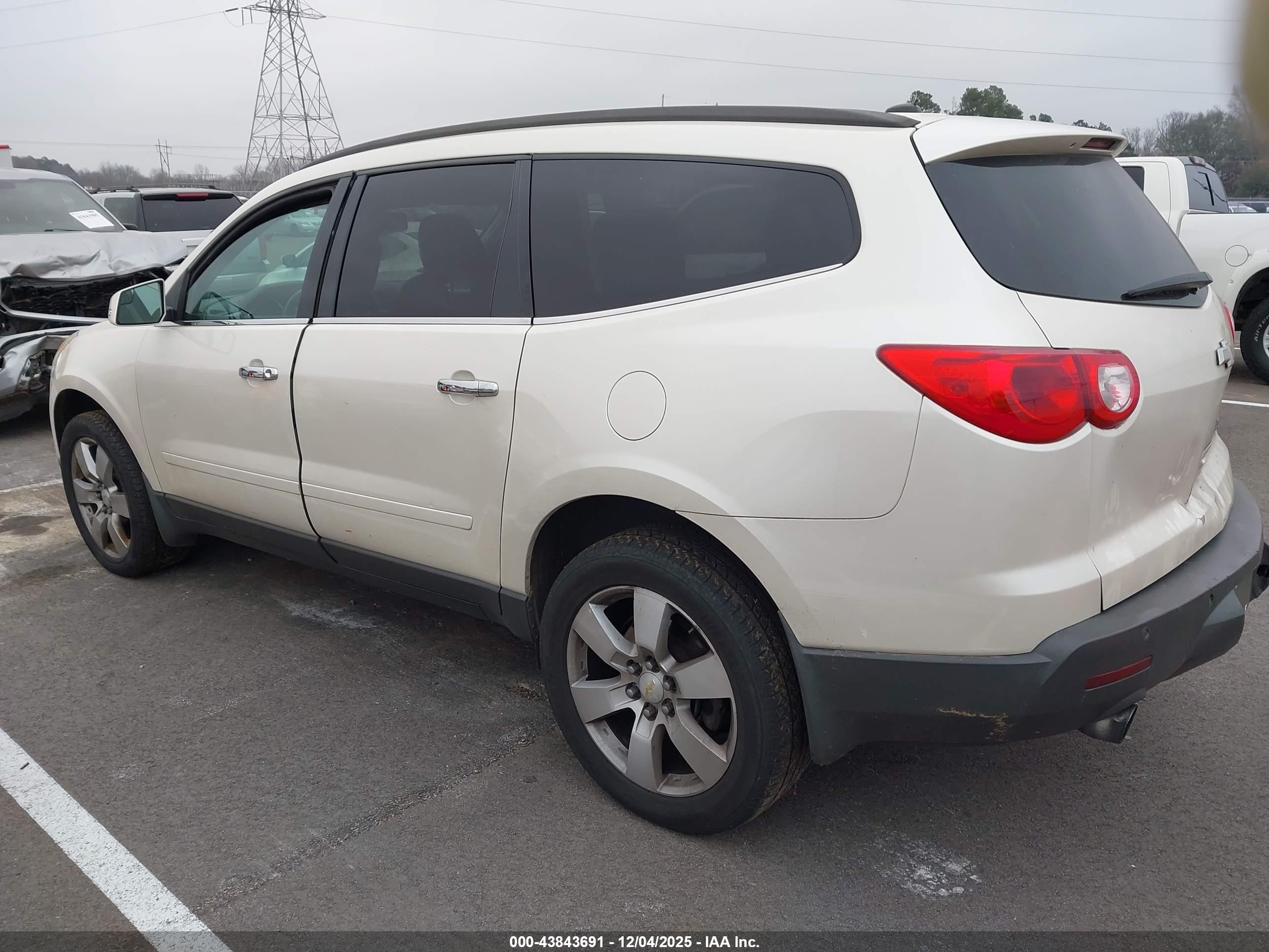 CHEVROLET TRAVERSE image 3