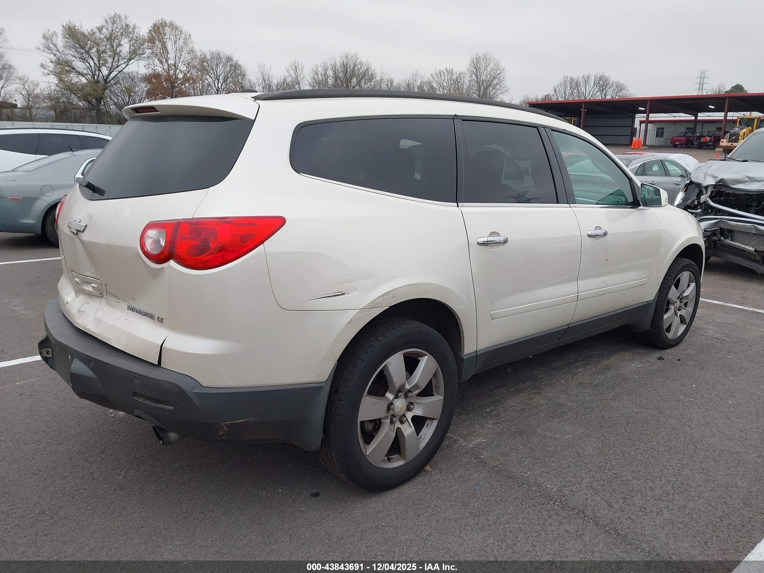 CHEVROLET TRAVERSE image 4