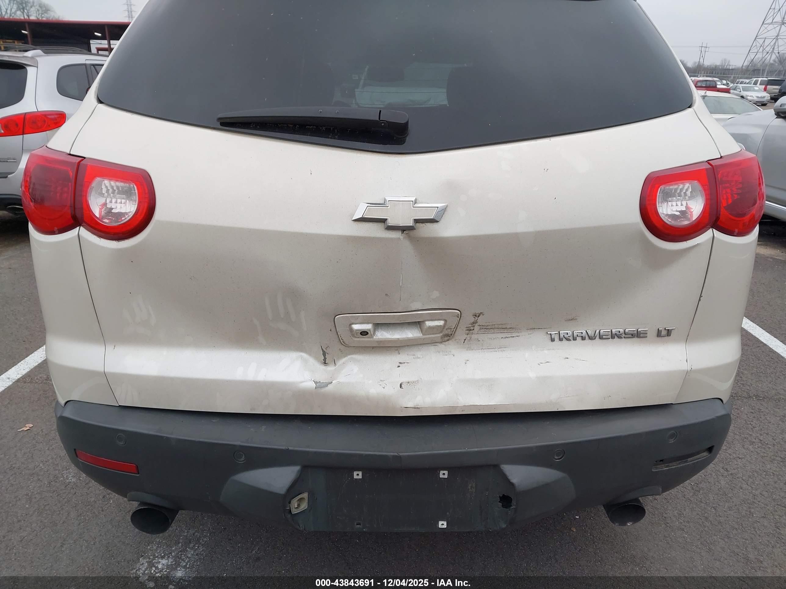CHEVROLET TRAVERSE image 6