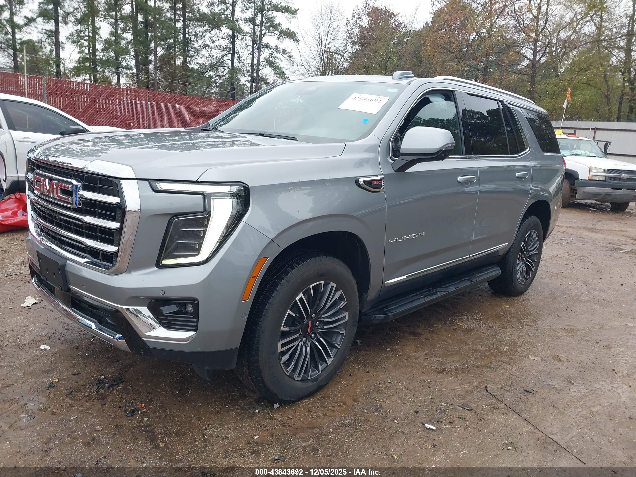 GMC YUKON image 2