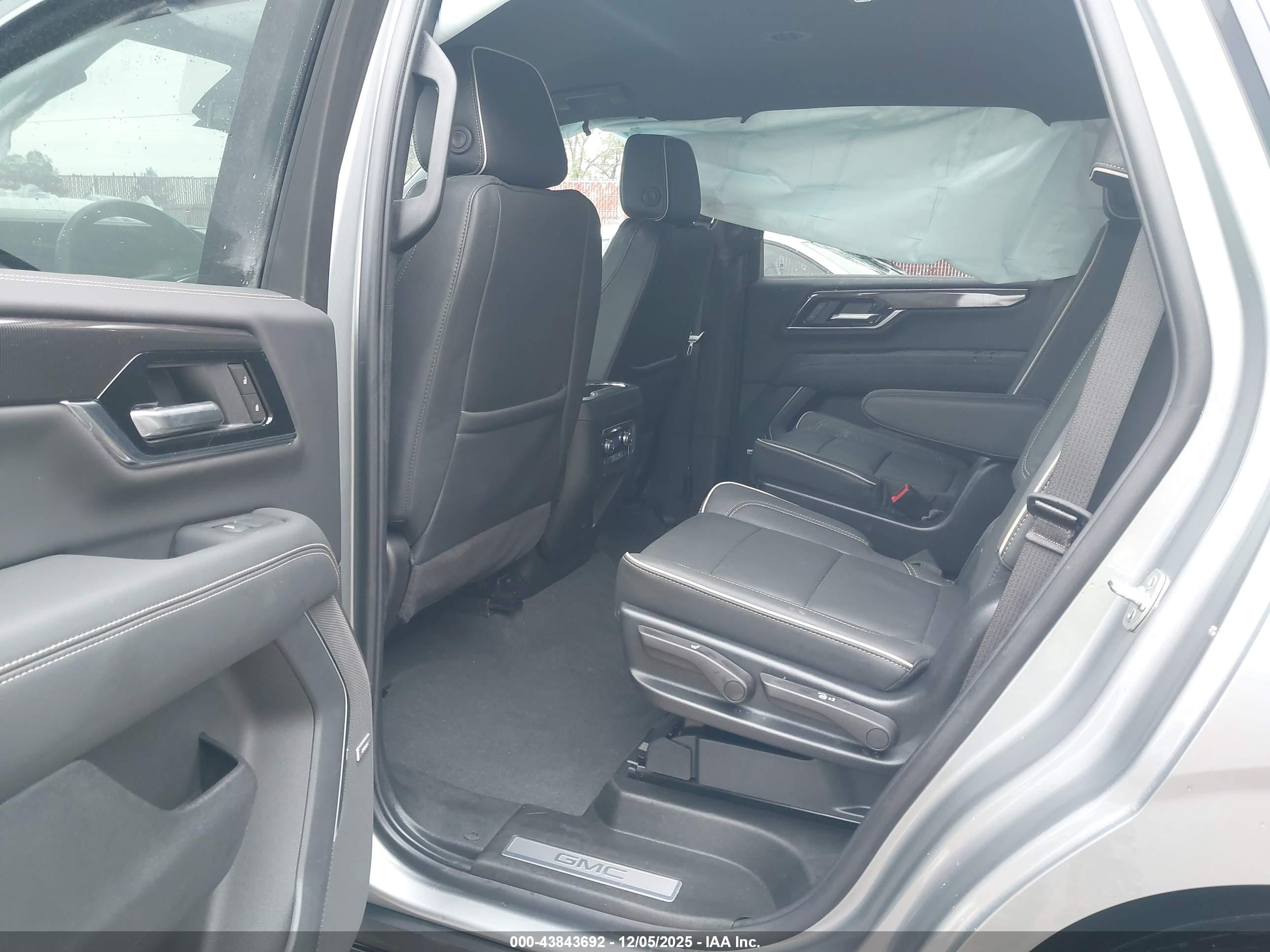 GMC YUKON image 8