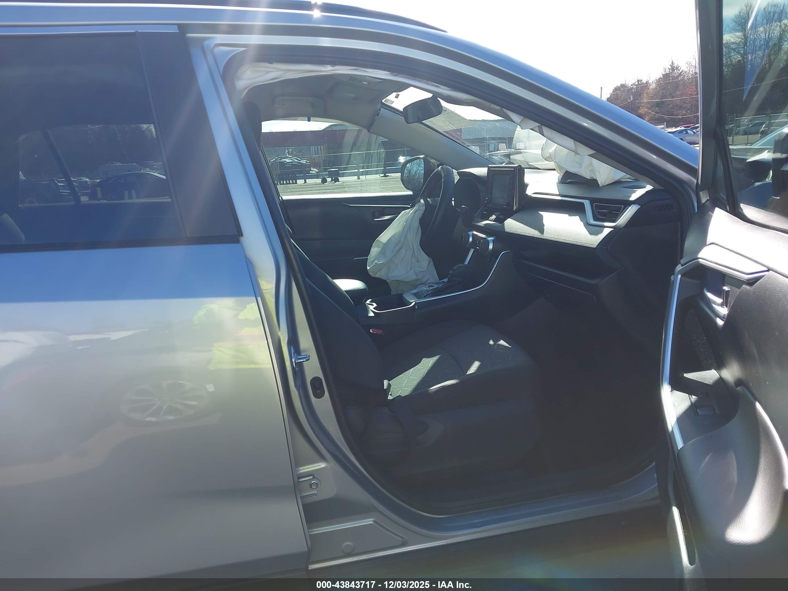 TOYOTA RAV4 image 5