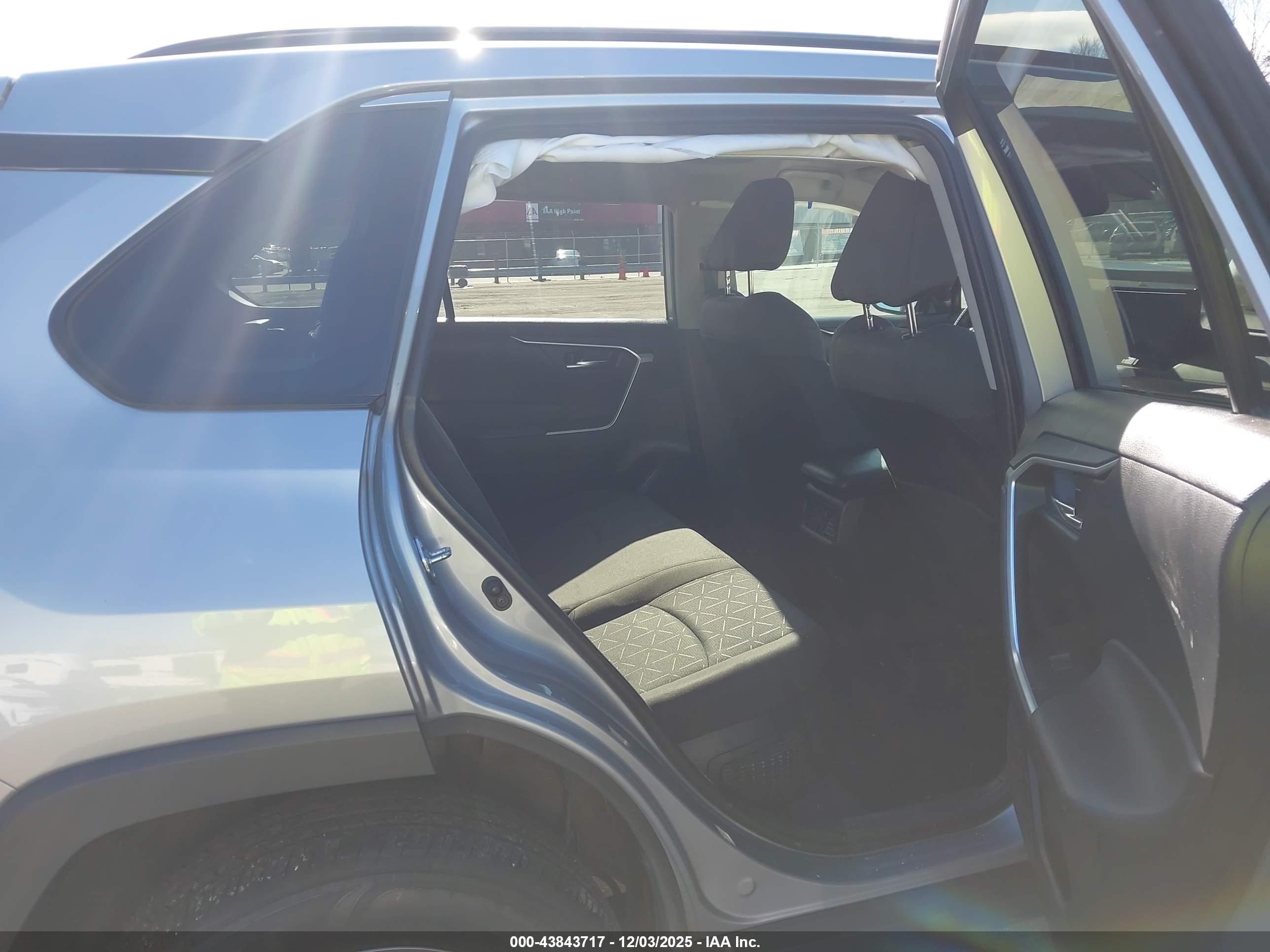 TOYOTA RAV4 image 8