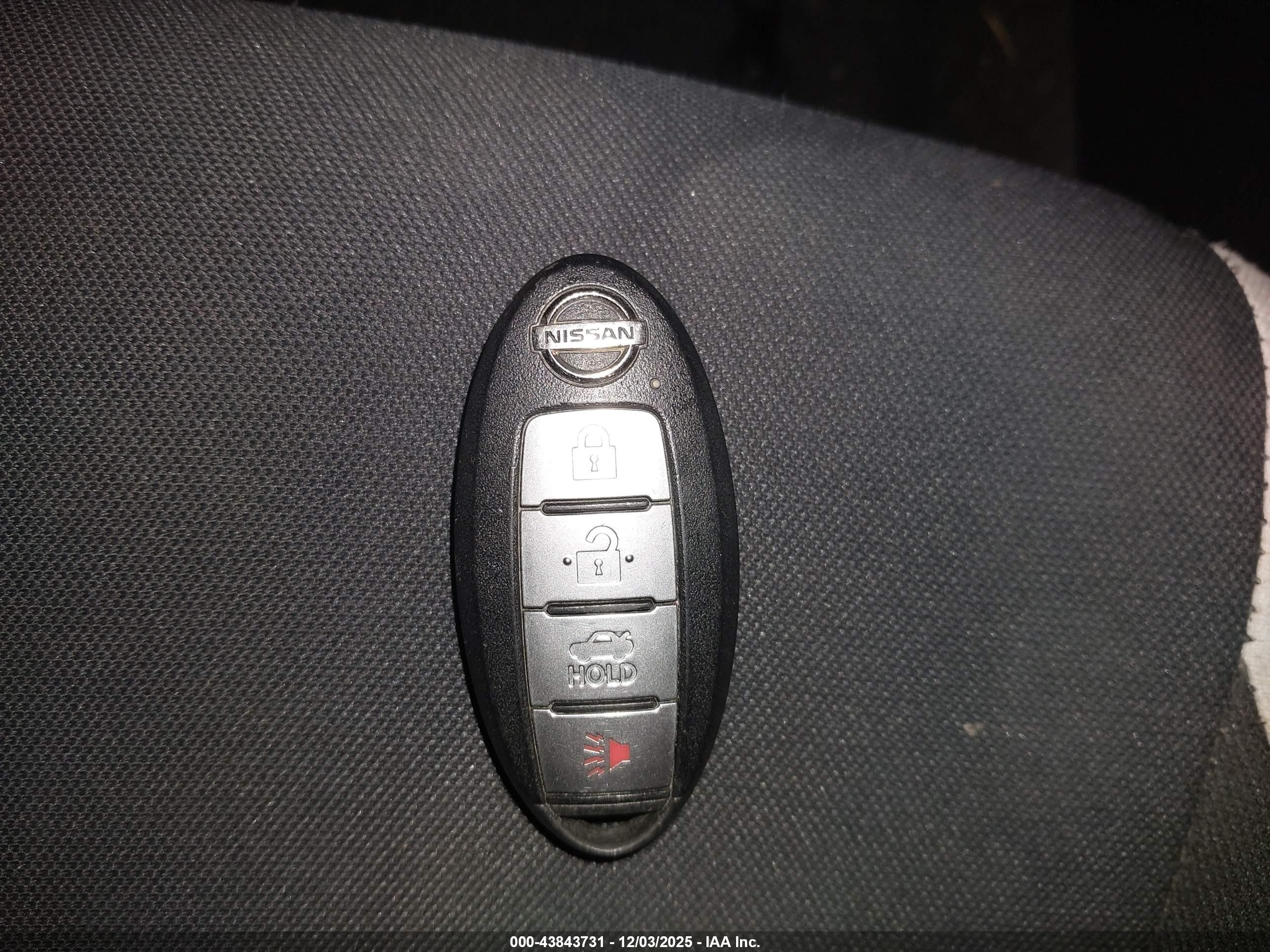 NISSAN VERSA image 11