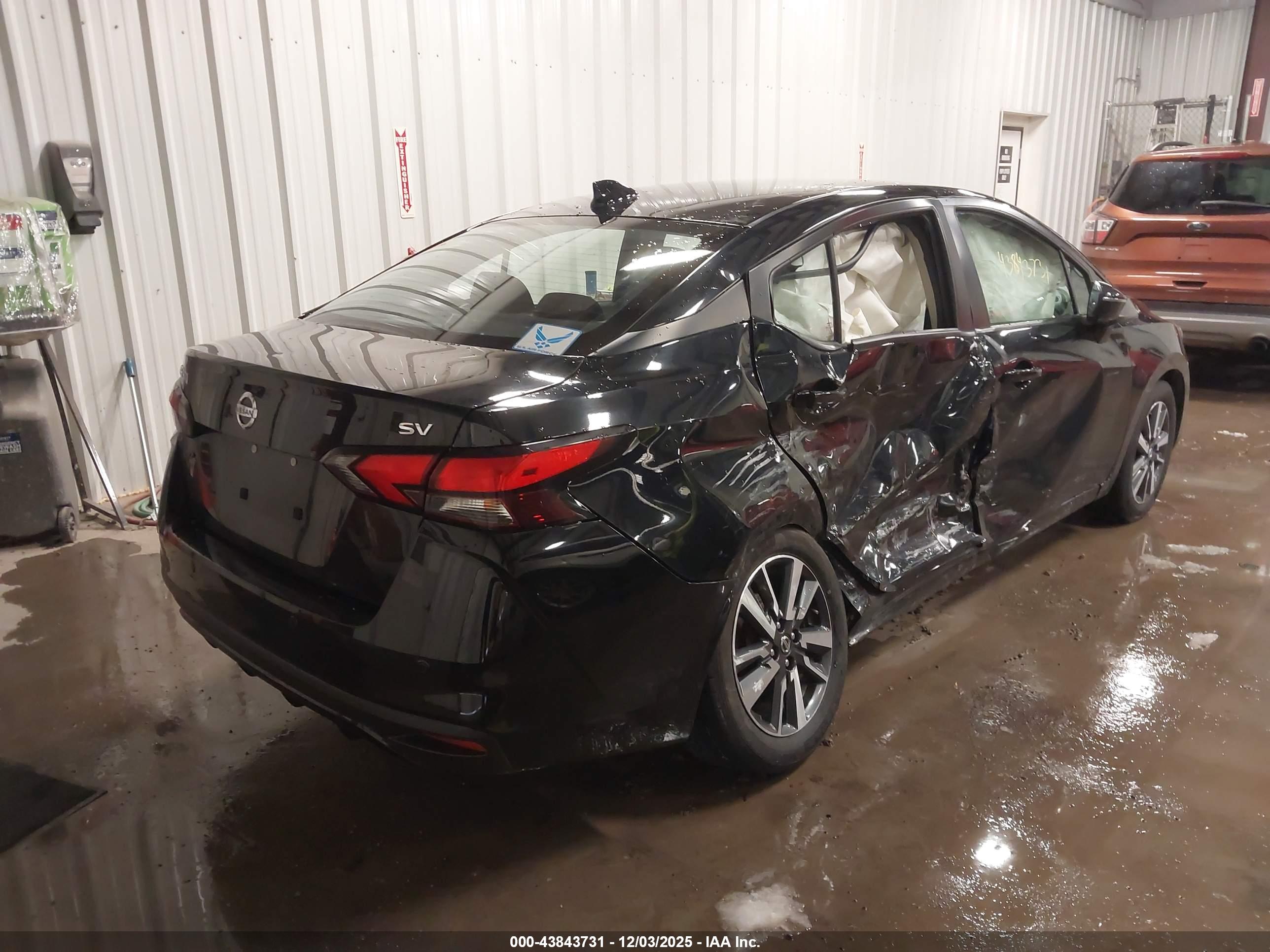 NISSAN VERSA image 4