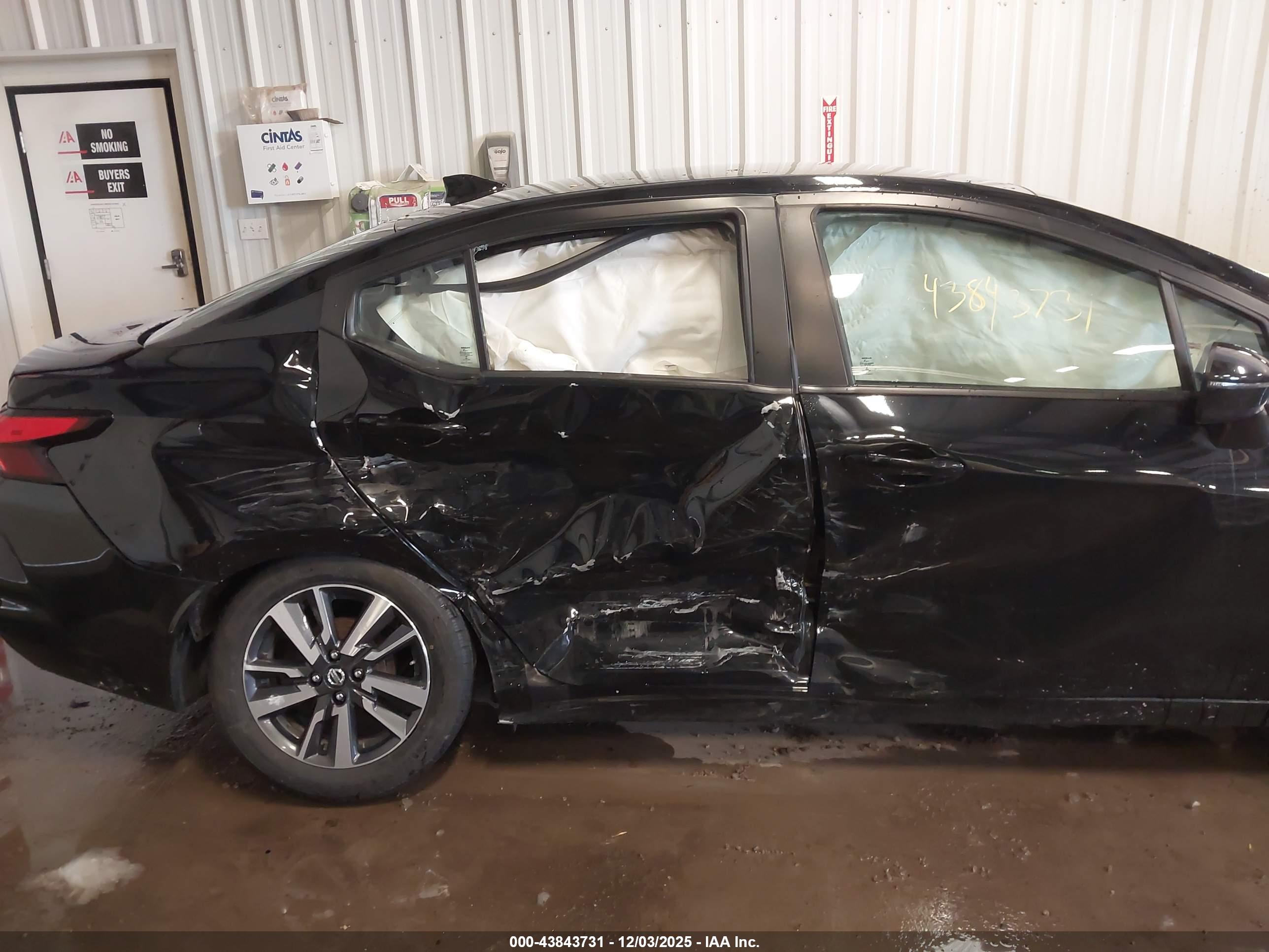 NISSAN VERSA image 6