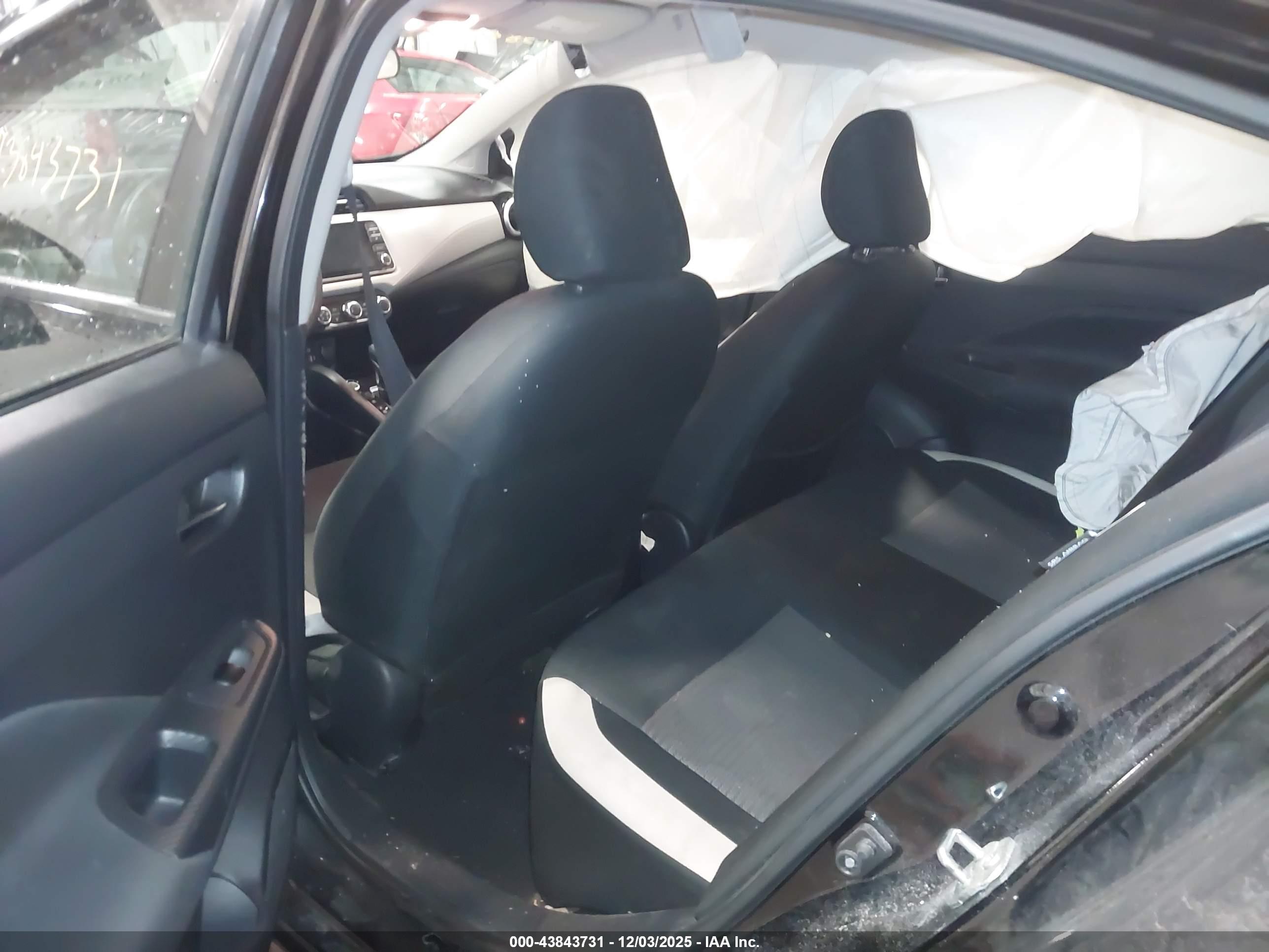 NISSAN VERSA image 8