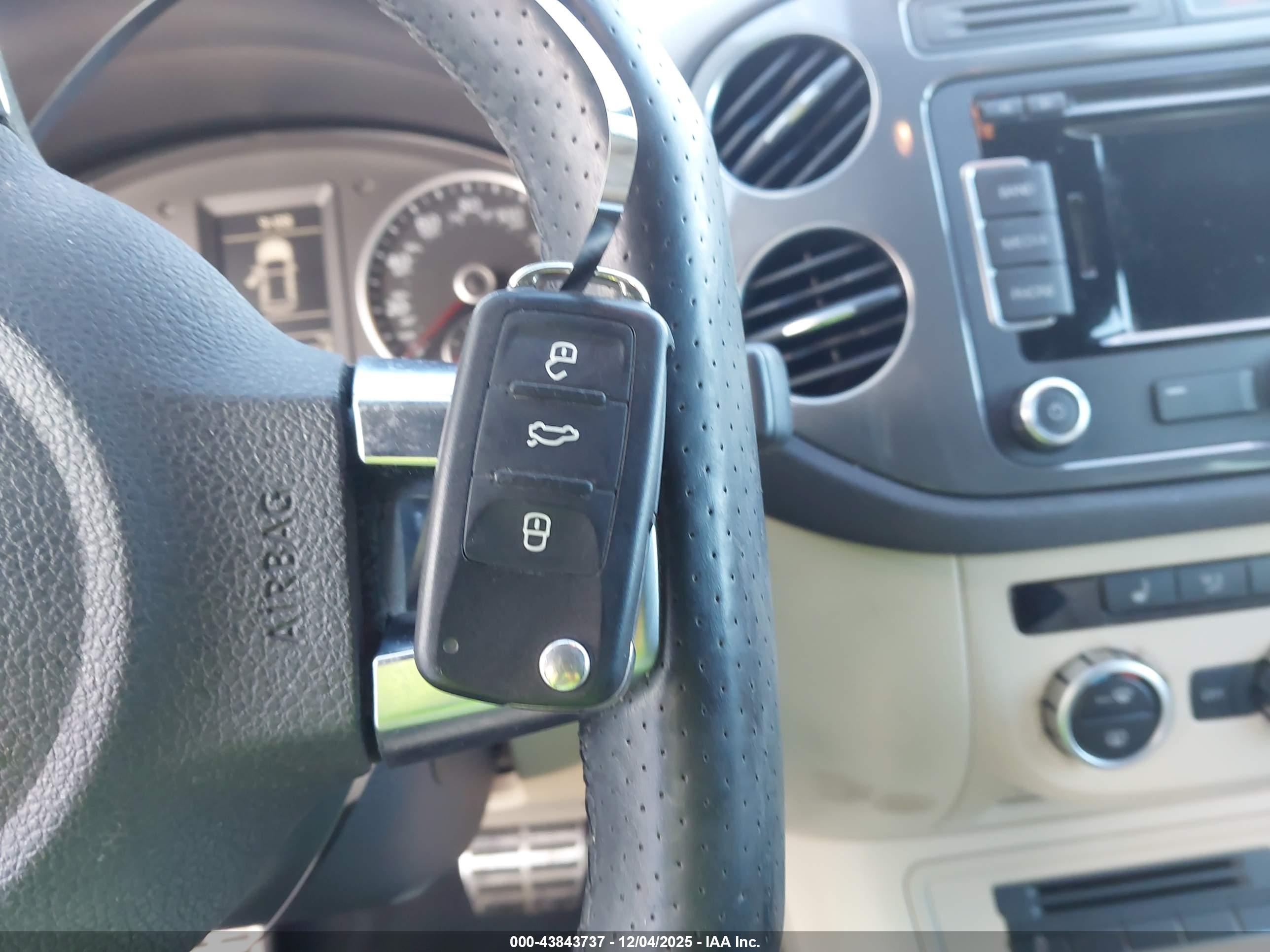 VOLKSWAGEN TIGUAN image 11