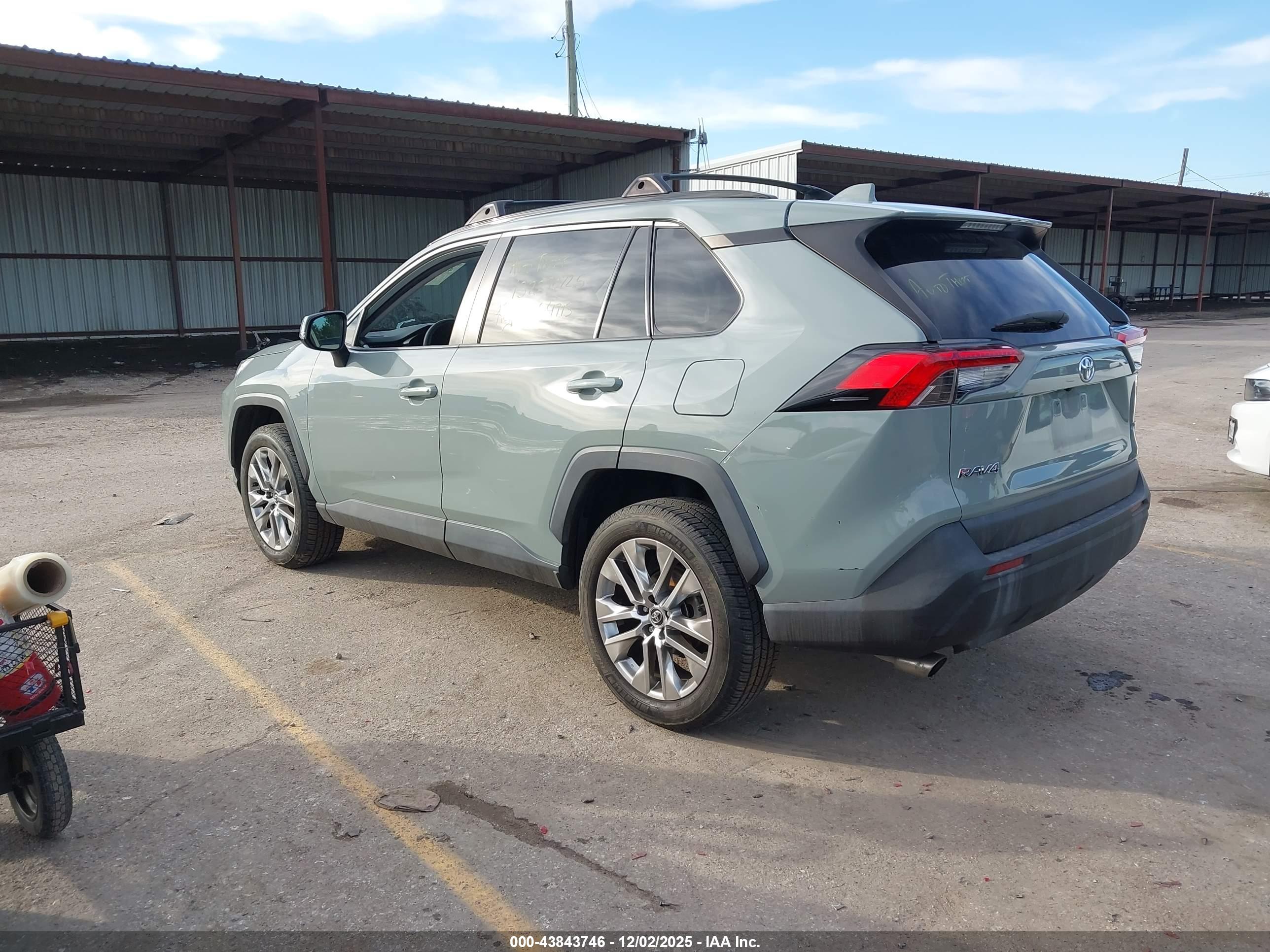 TOYOTA RAV4 image 3