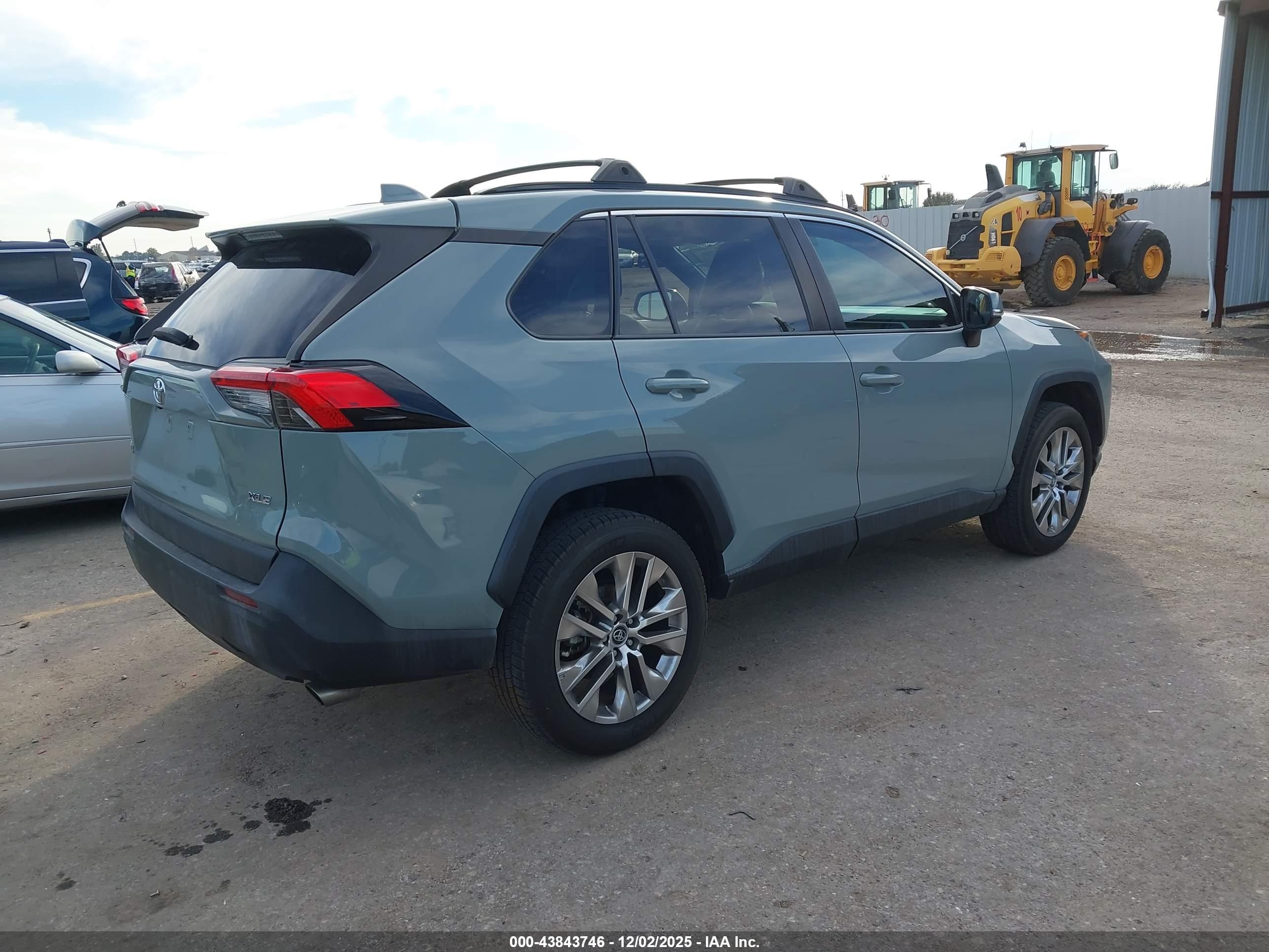 TOYOTA RAV4 image 4