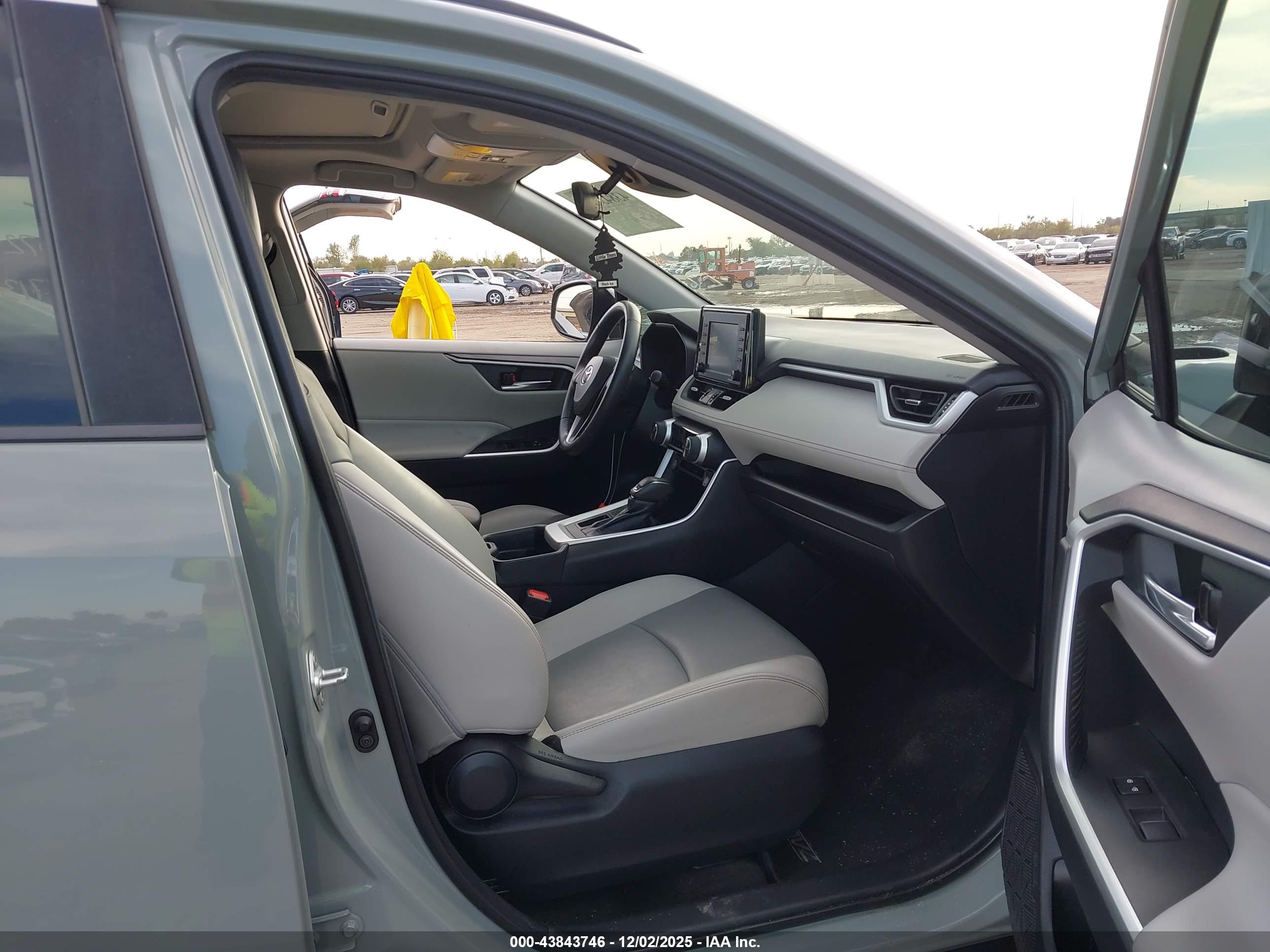 TOYOTA RAV4 image 5