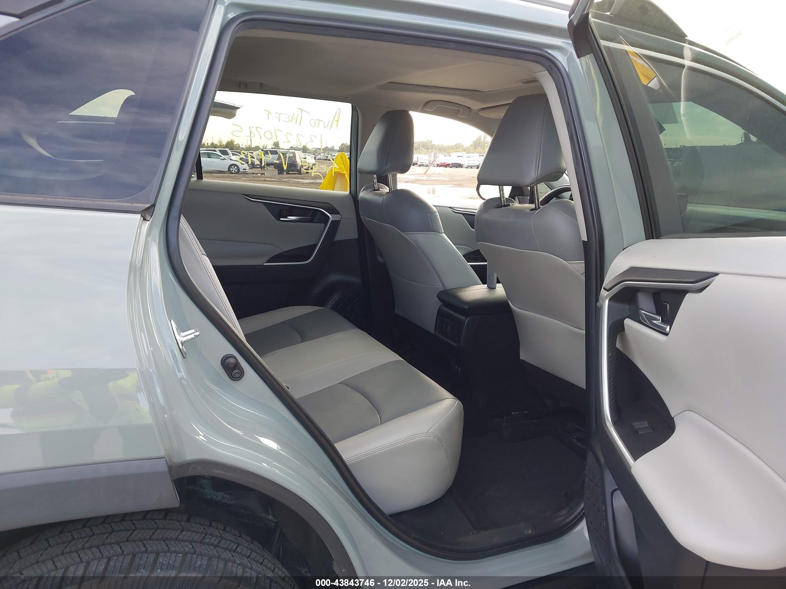 TOYOTA RAV4 image 8