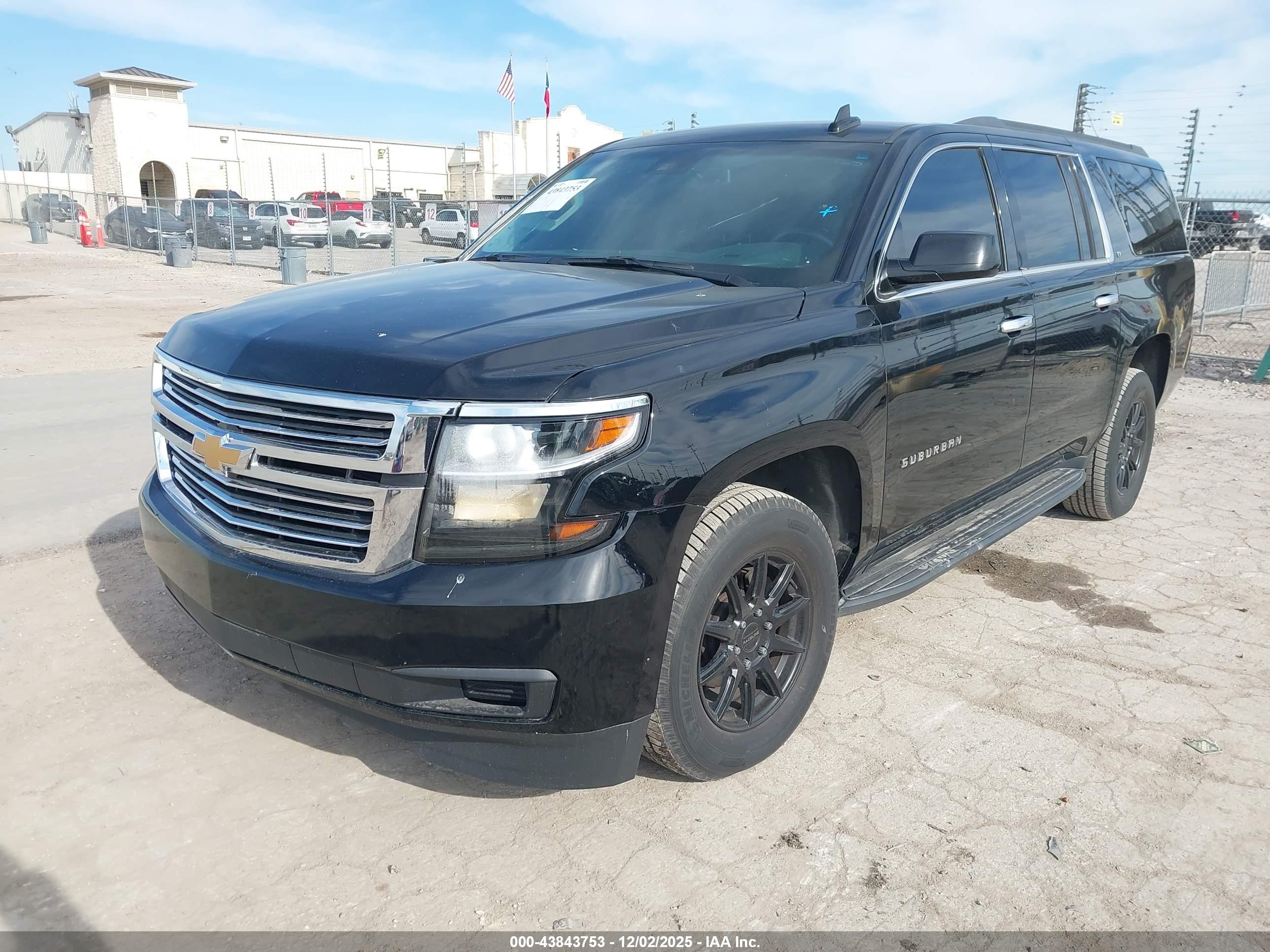 CHEVROLET SUBURBAN image 2