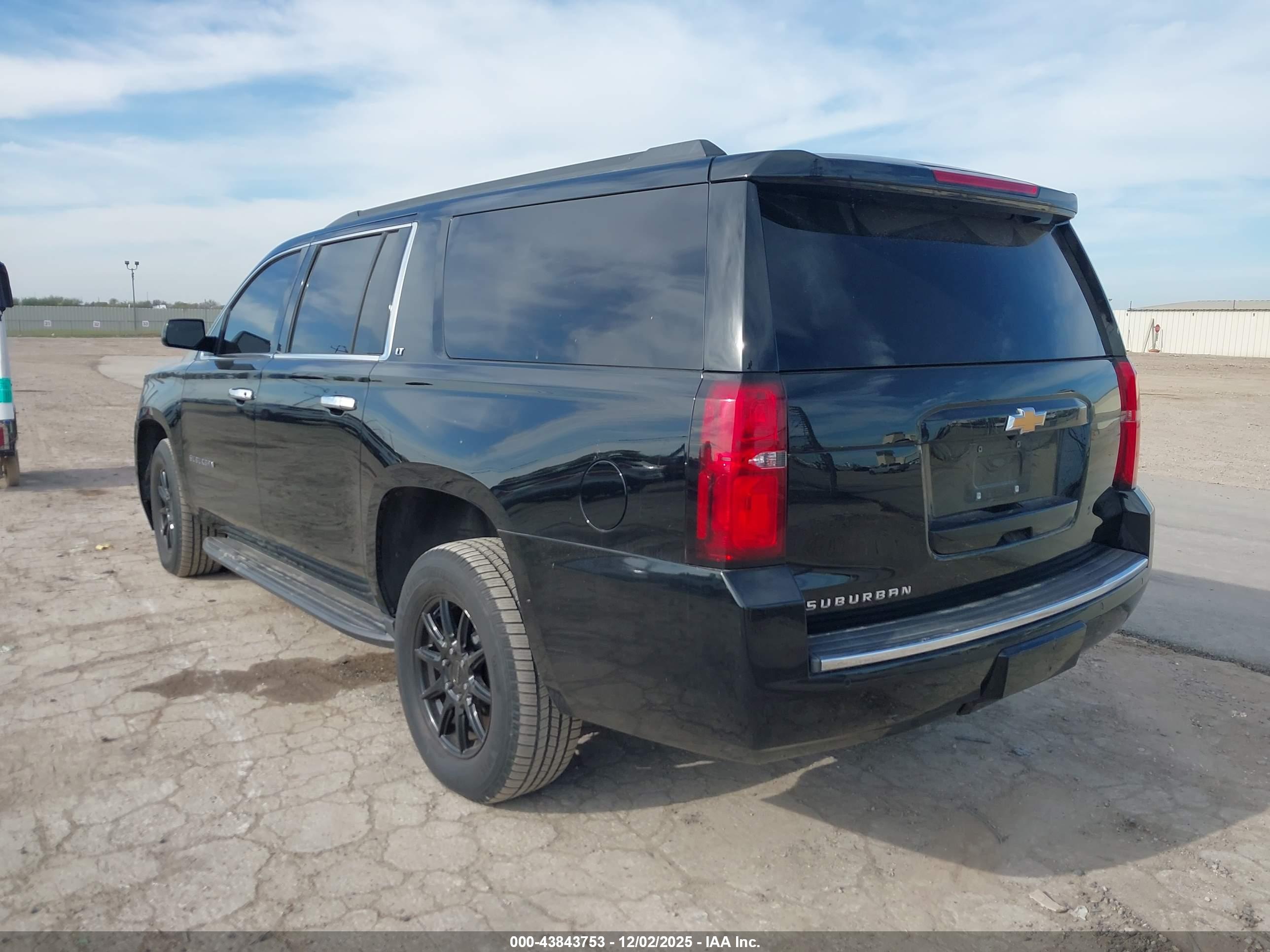 CHEVROLET SUBURBAN image 3