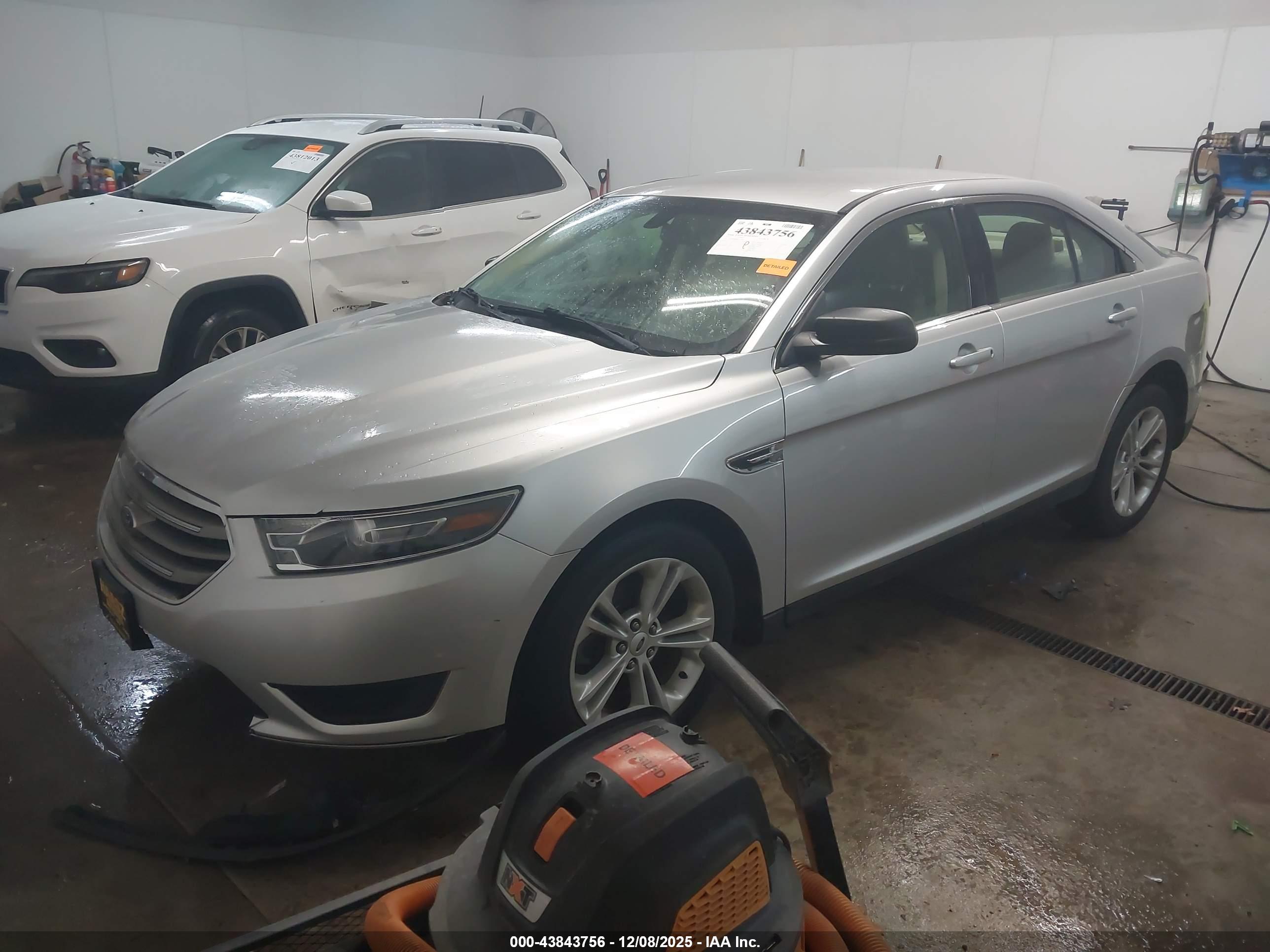 FORD TAURUS image 2