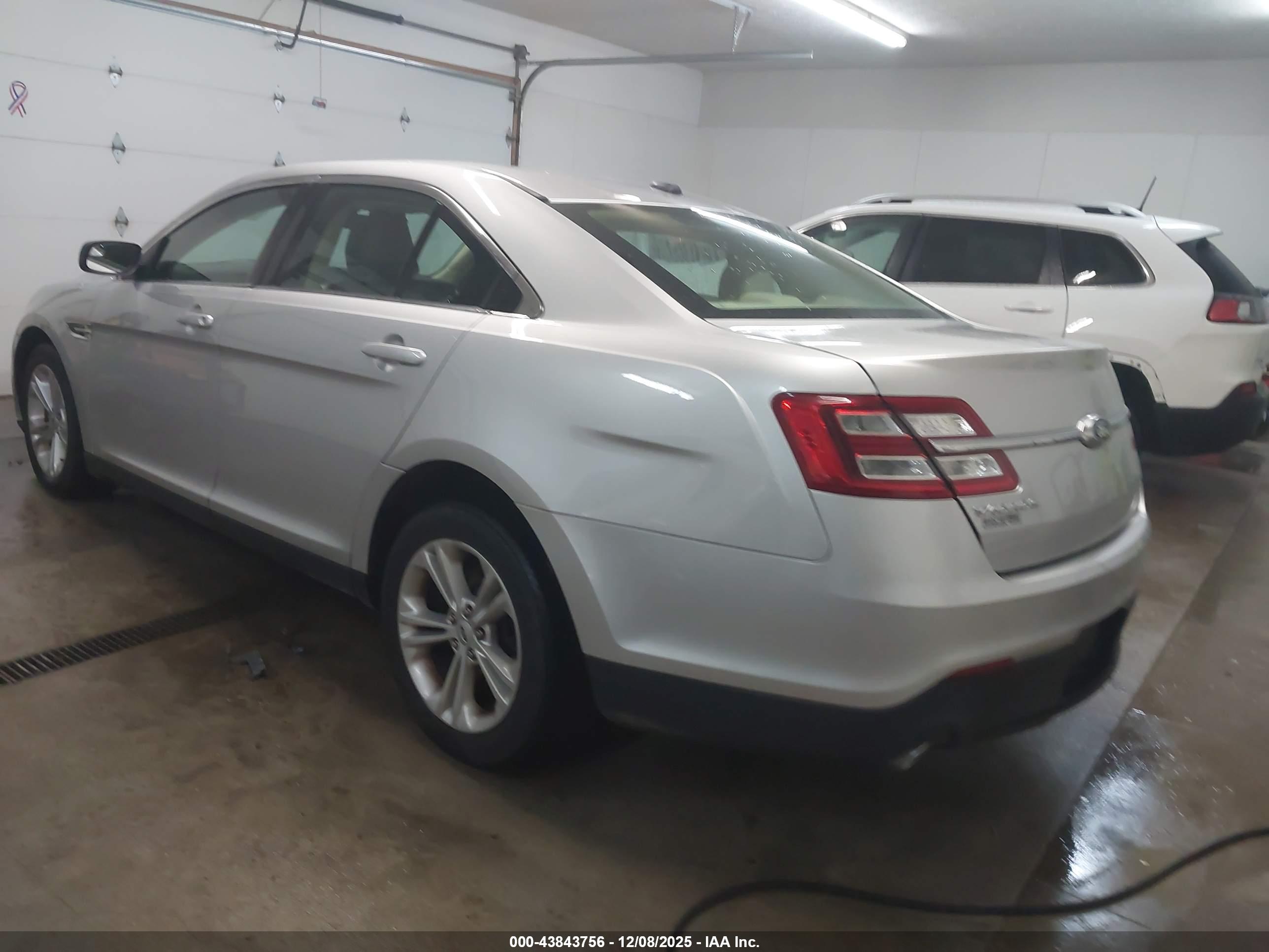 FORD TAURUS image 3