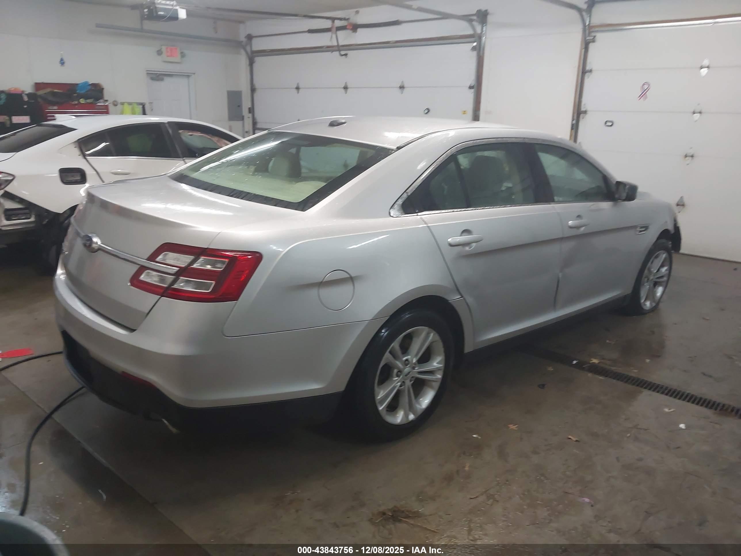 FORD TAURUS image 4