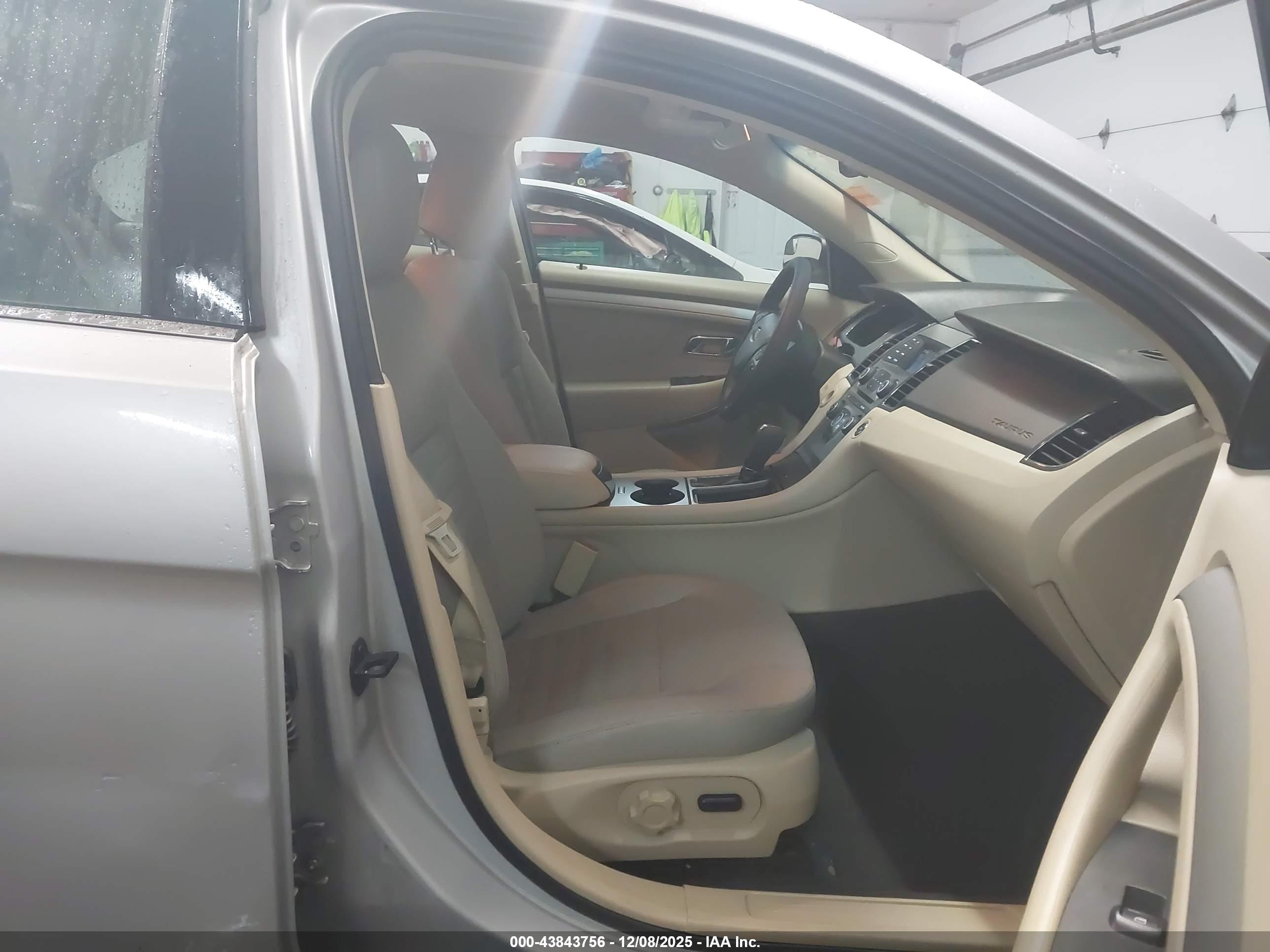 FORD TAURUS image 5