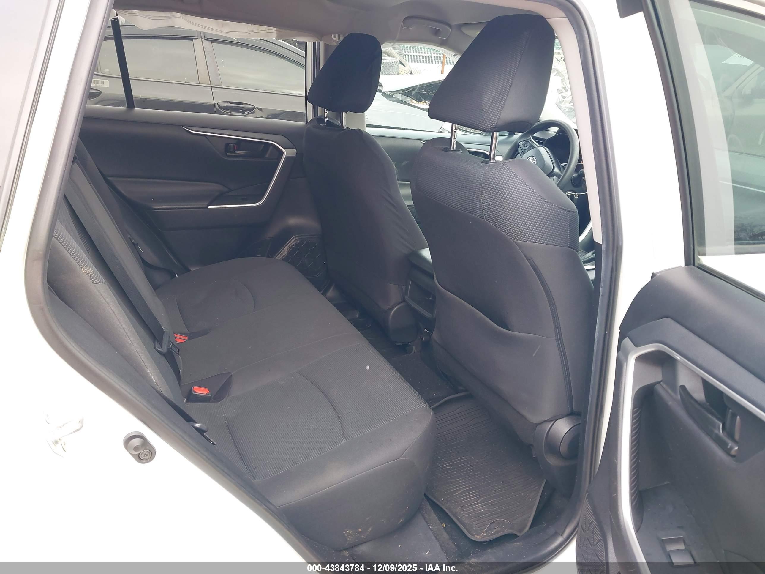 TOYOTA RAV4 image 8