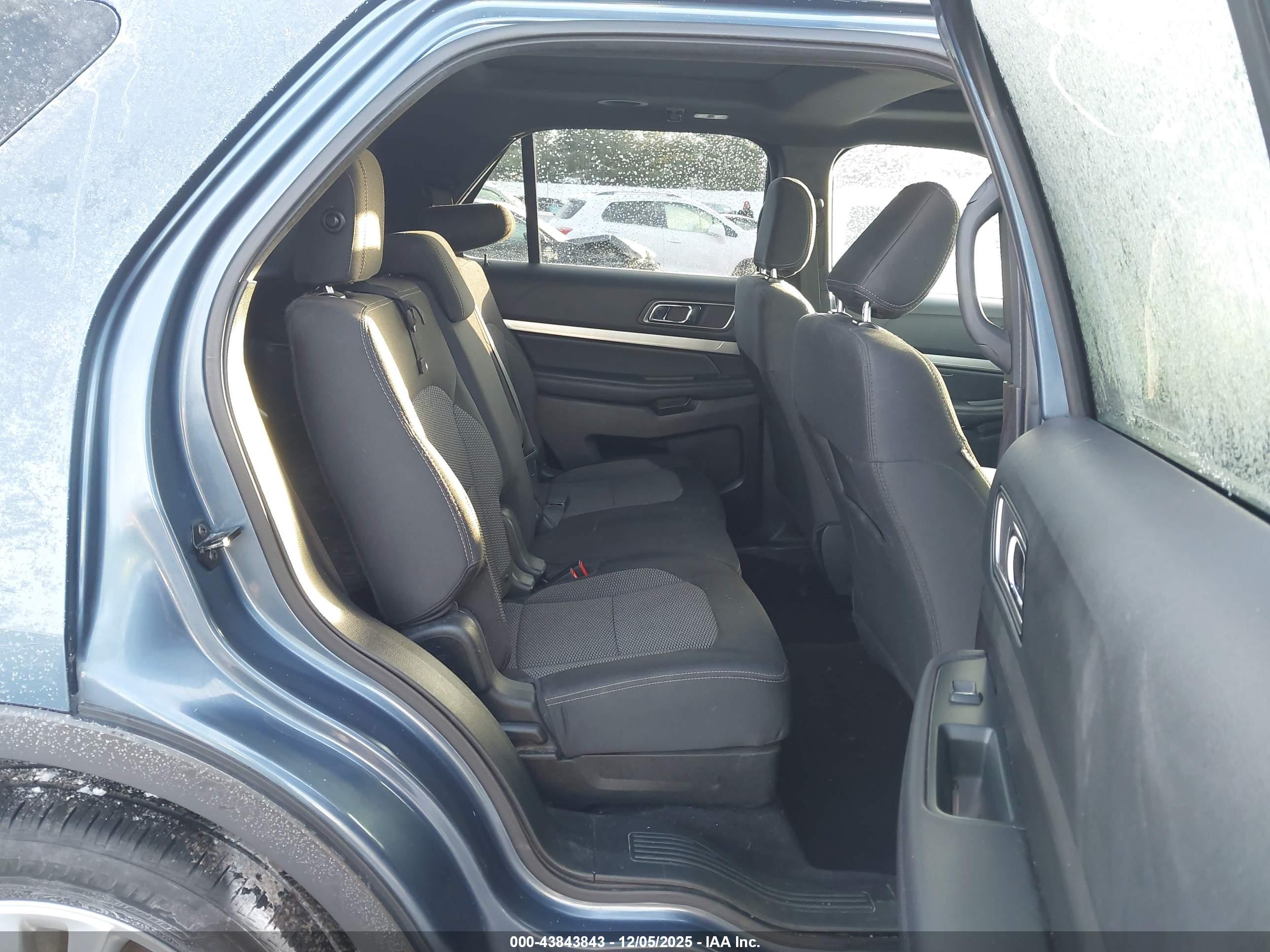 FORD EXPLORER image 8