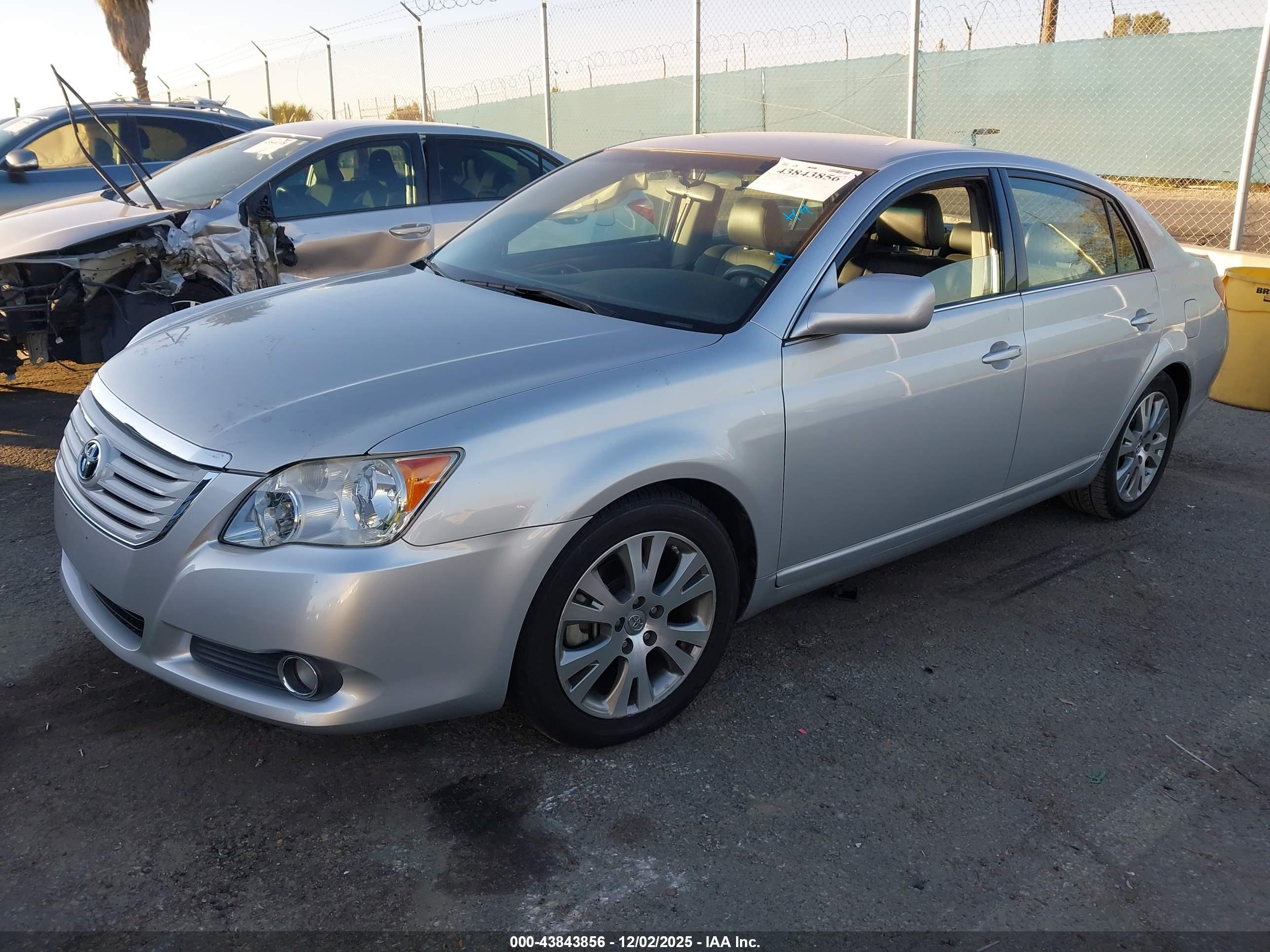 TOYOTA AVALON image 2