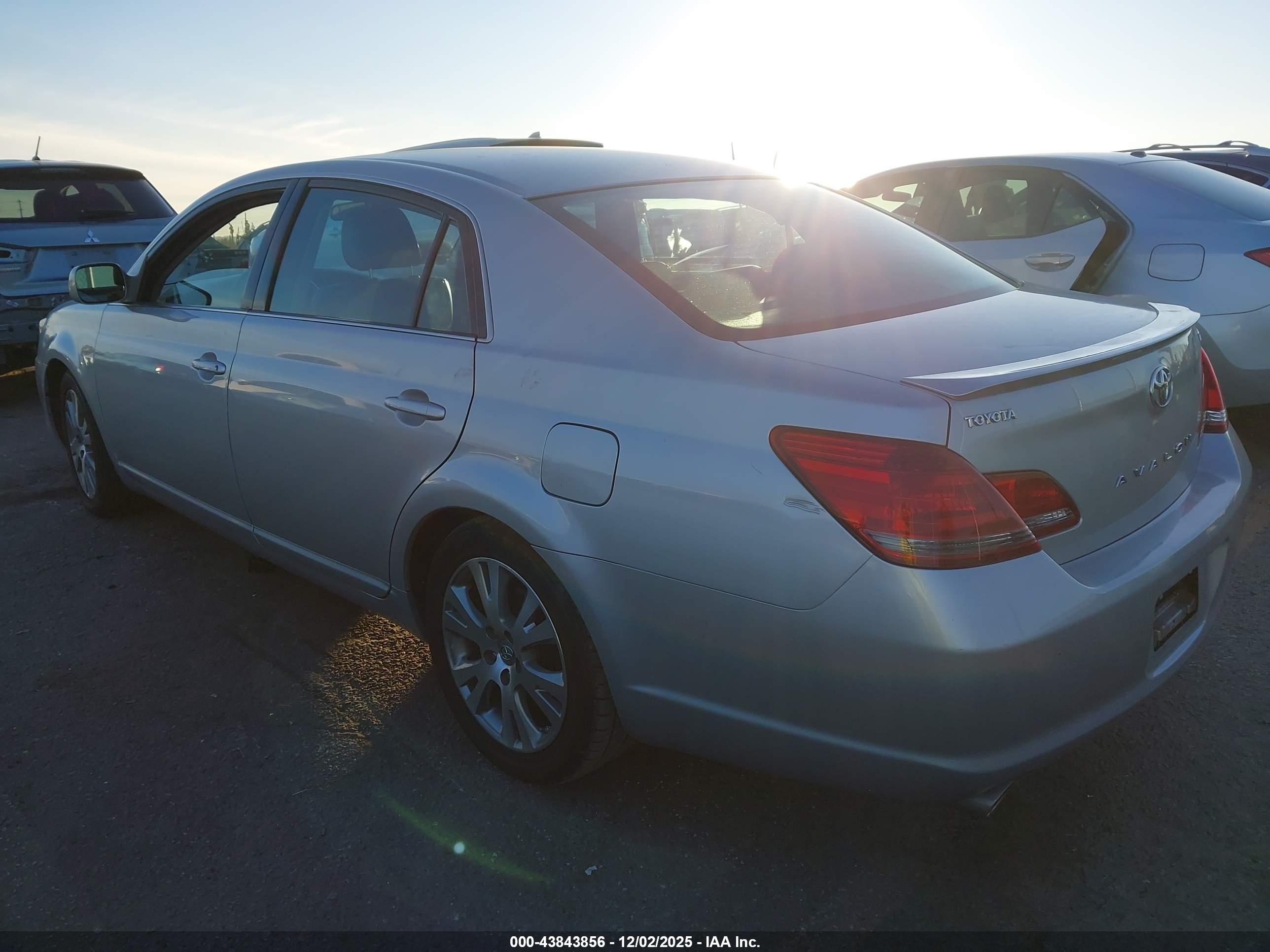TOYOTA AVALON image 3