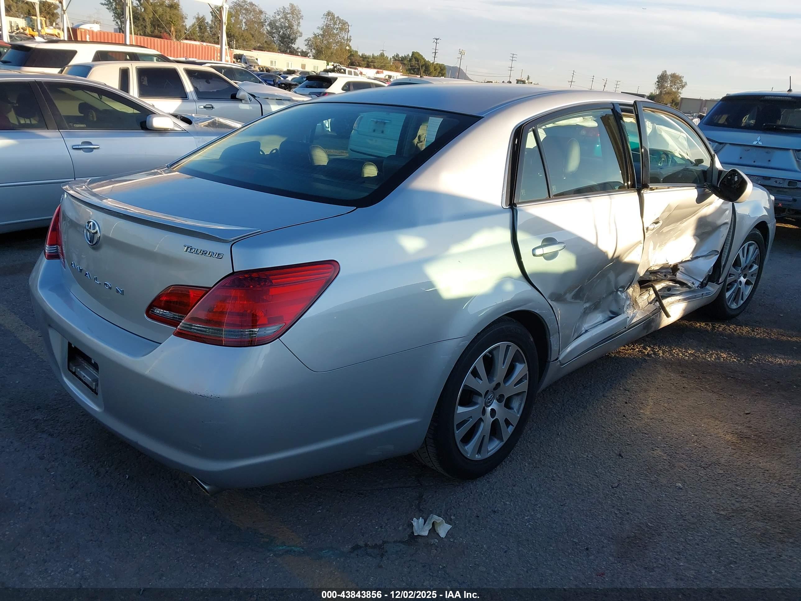 TOYOTA AVALON image 4