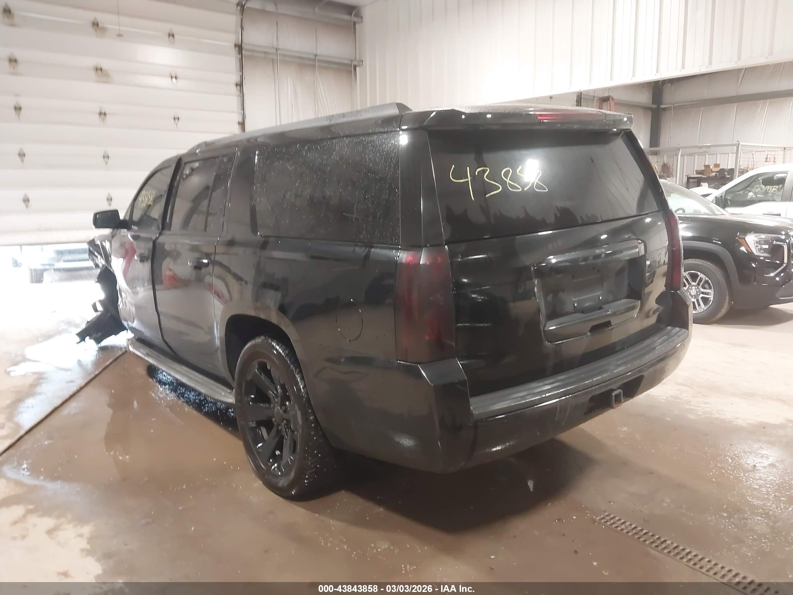 CHEVROLET SUBURBAN image 3