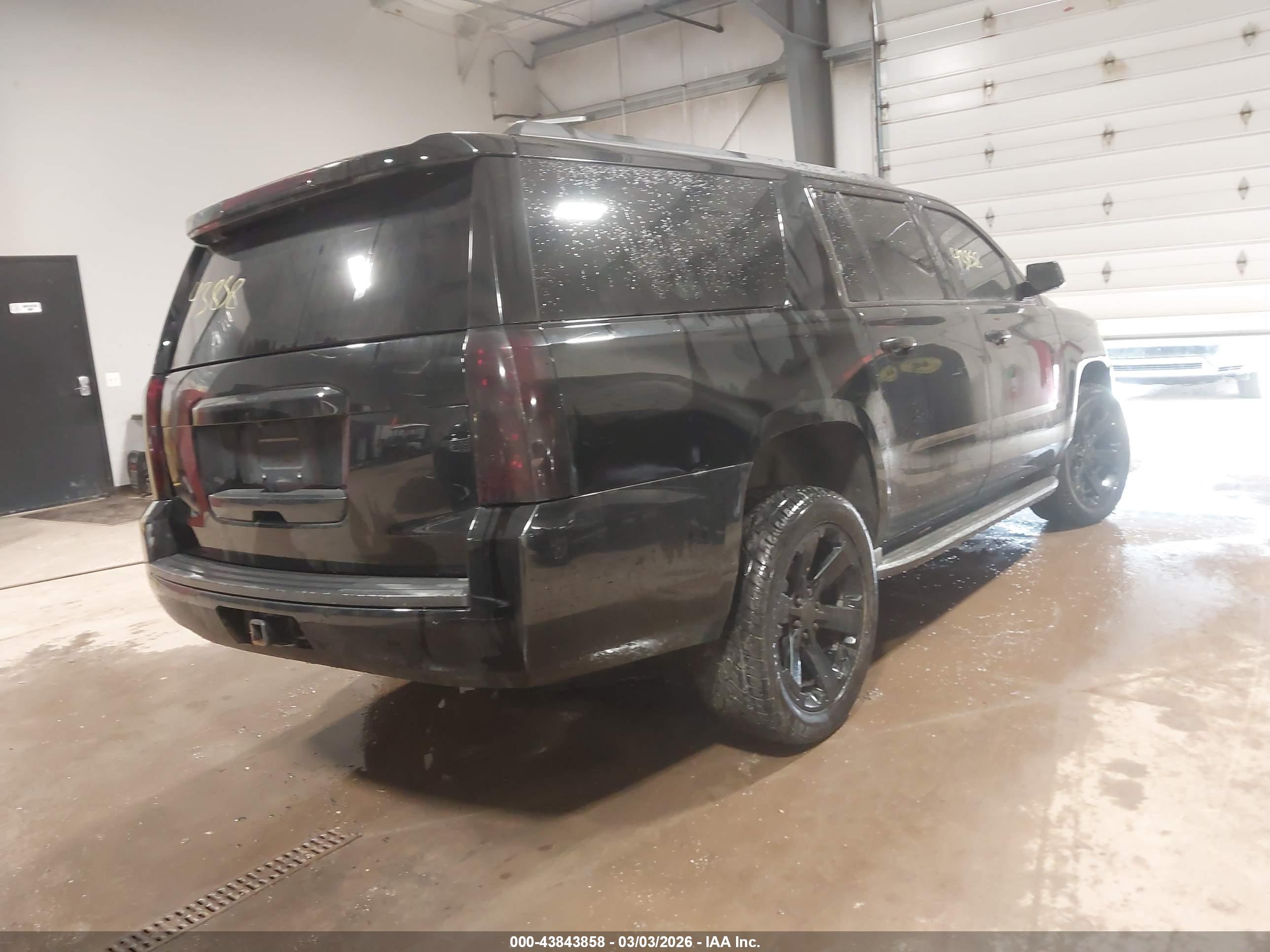 CHEVROLET SUBURBAN image 4