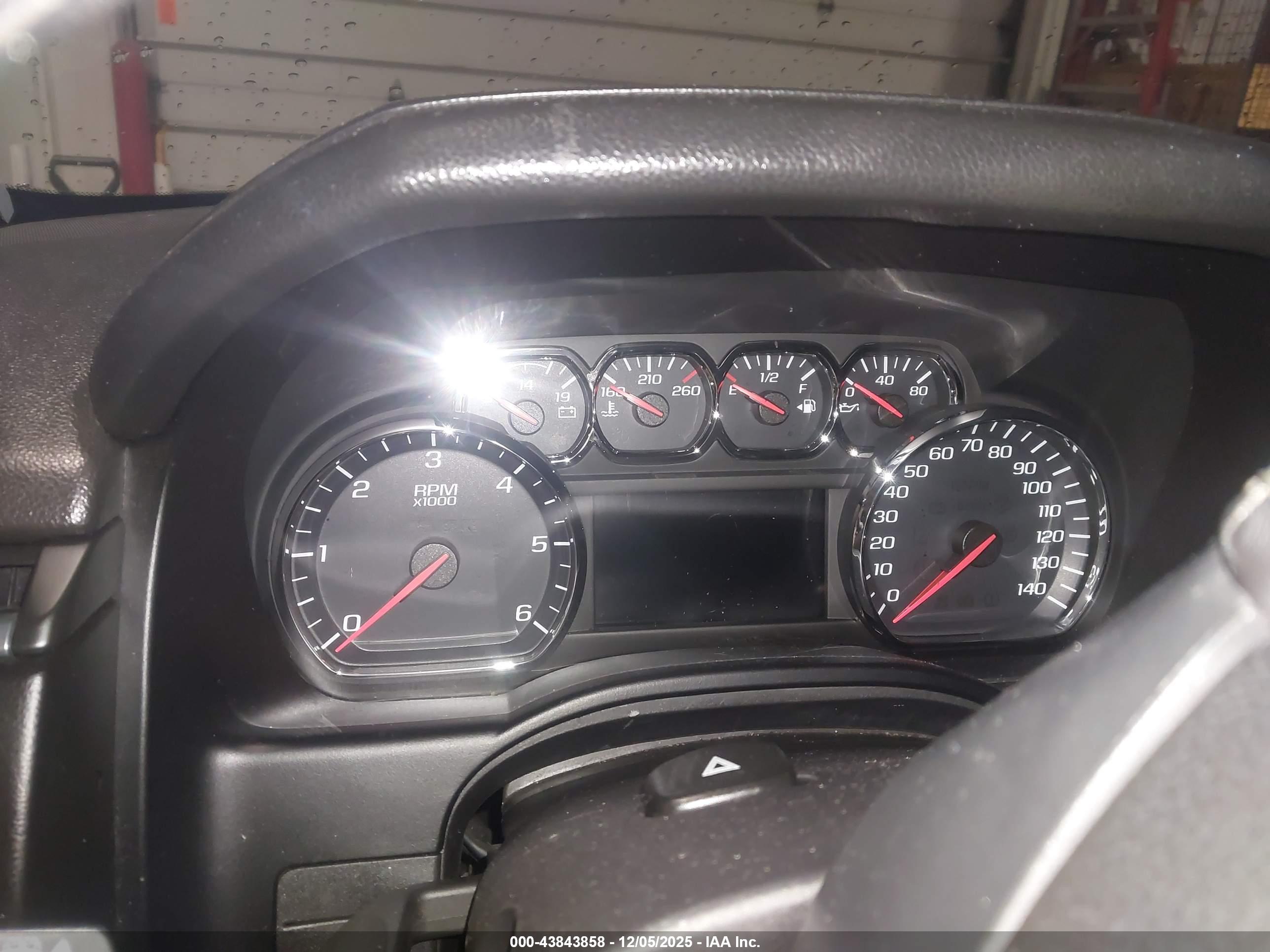 CHEVROLET SUBURBAN image 7